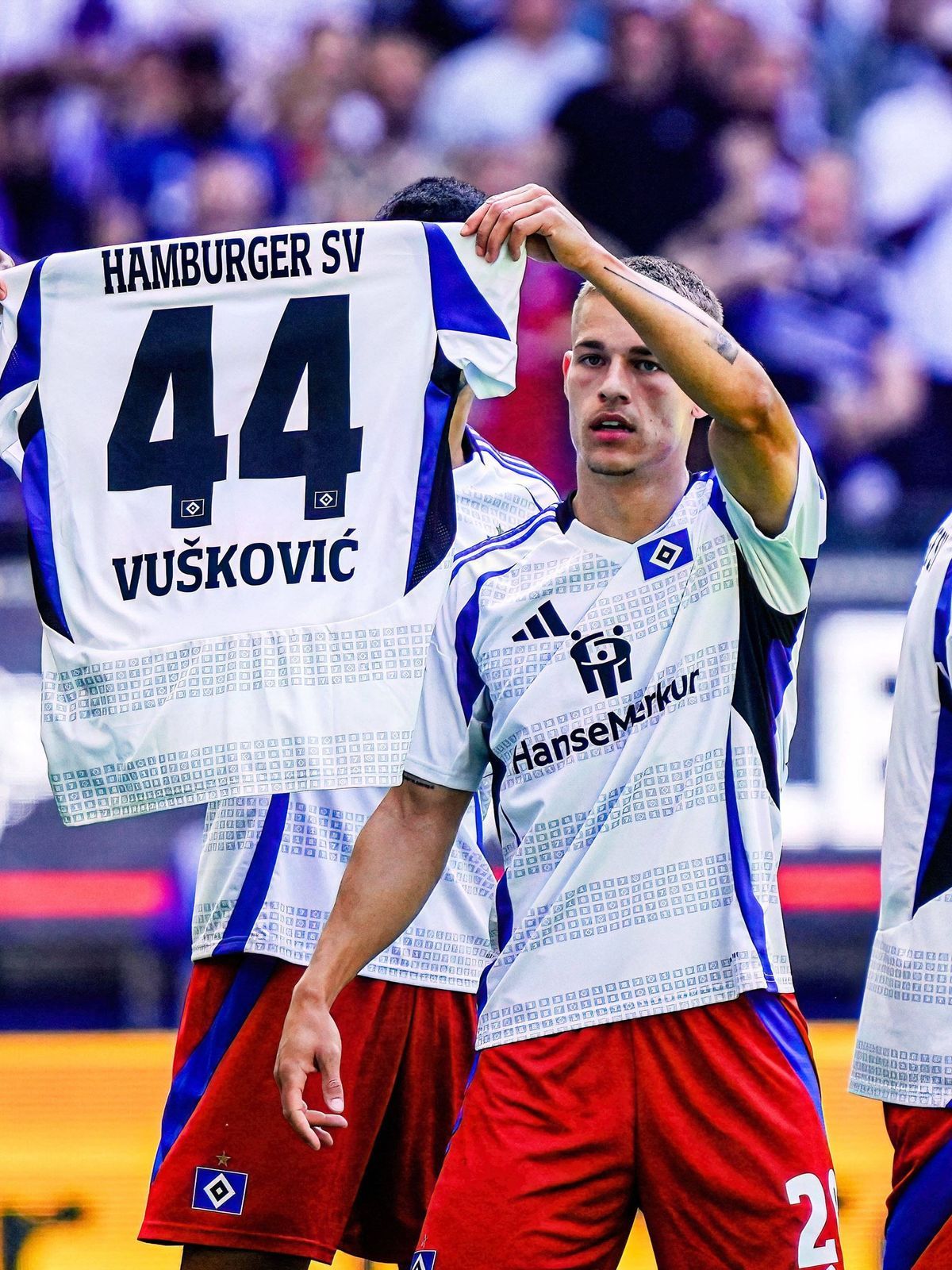 Torjubel Robert Glatzel (Hamburger SV, 09) und Miro Muheim (Hamburger SV, 28) nach Tor zum 1:0 per Kopfball Robert Glatzel (Hamburger SV, 09) mit Trikot von Mario Vuskovic (Hamburger SV, 44) GER, H...