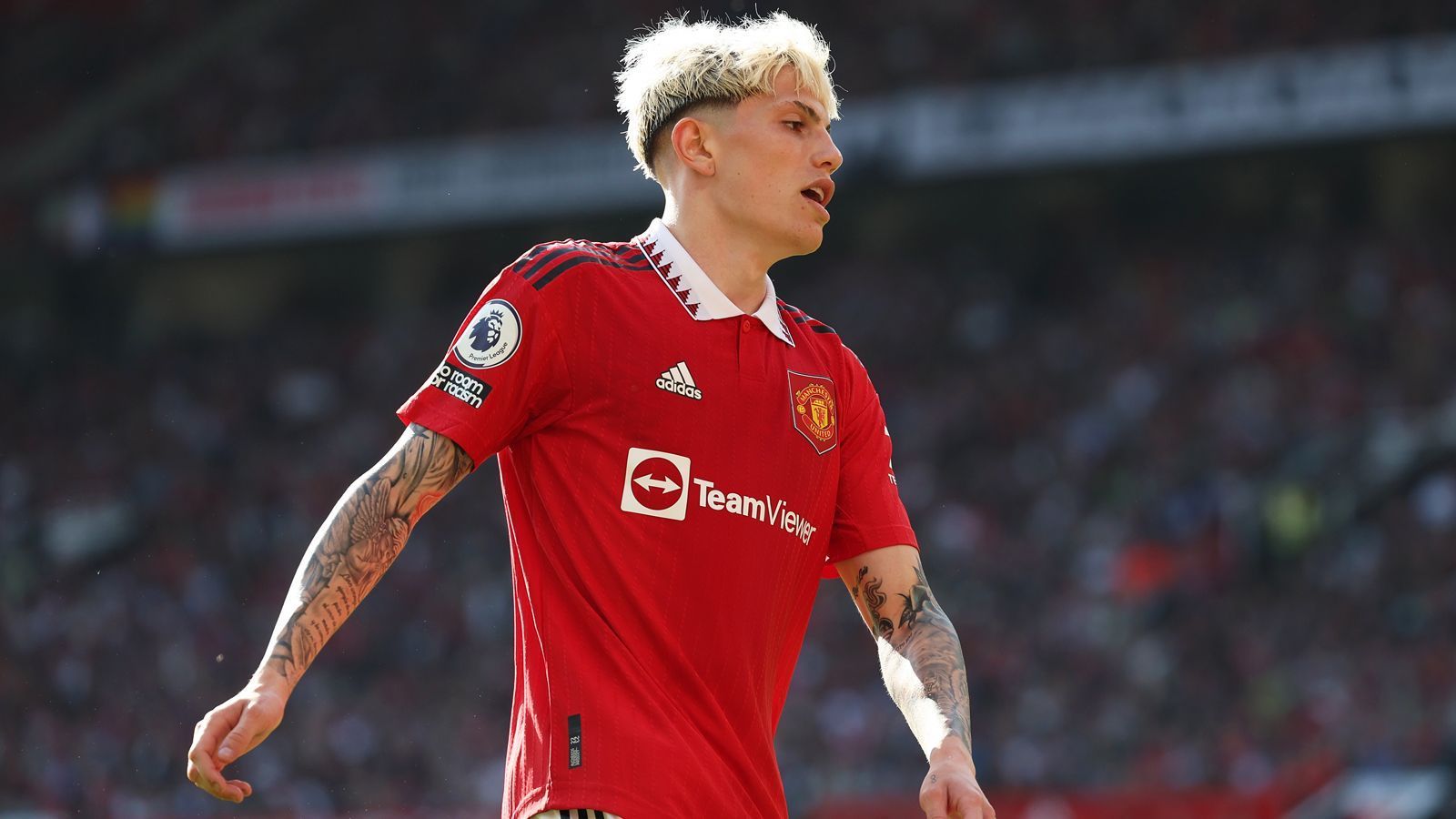 
                <strong>Stürmer: Alejandro Garnacho (Manchester United)</strong><br>
                Die linke Außenbahn gehört dem spanischen Rechtsfuß. Garnacho hat sich mit seiner frechen Art in die Herzen der ManUnited-Fans gespielt. 19 Premier League-Spiele, drei Tore und zwei Vorlagen stehen in der vergangenen Saison zu Buche. Der 18-Jährige ist bis 2028 an die "Red Devils" gebunden. 2020 zahlten die Engländer rund 500.000 Euro an Atletico Madrid, um den damals 15-Jährigen loszueisen. Rückblickend ein echter Schnapper. Sein heutiger Marktwert: 25 Millionen Euro (Quelle: transfermarkt.de).
              