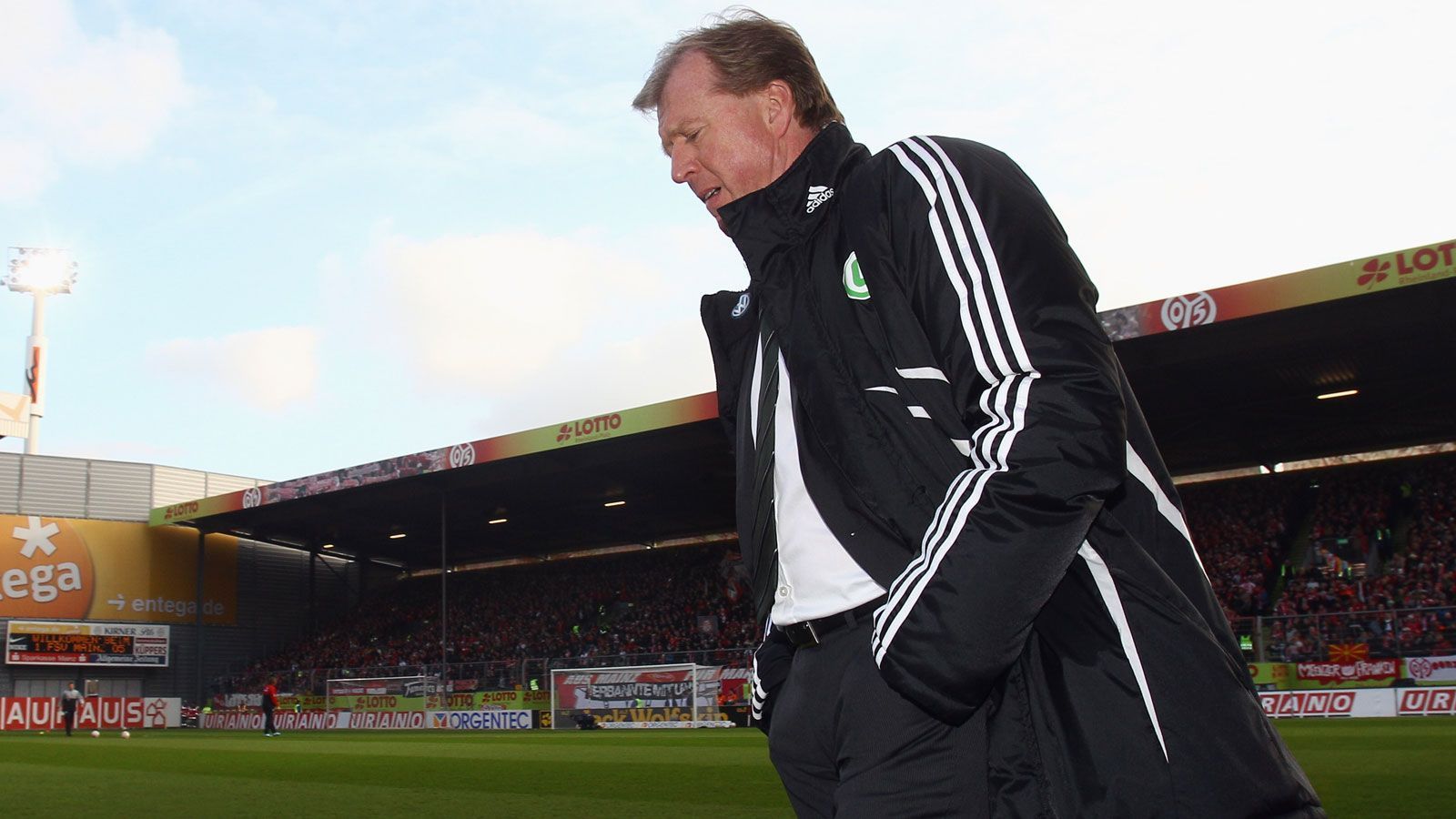 
                <strong>Steve McClaren</strong><br>
                Als Spieler verließ Steve McClaren England nie, auch als Trainer stand er lange Zeit in seinem Heimatland unter Vertrag (u.a. Newcastle United, Derby County). Doch 2008 folgte der Wechsel aufs europäische Festland. Zunächst coachte er den niederländischen Traditionsklub Twente Enschede, ehe er zur Saison 2010/11 den VfL Wolfsburg übernahm. Das Intermezzo in Niedersachsen war allerdings nur von kurzer Dauer, nach etwas mehr als sieben Monaten entließen ihn die Grün-Weißen aufgrund anhaltender Erfolgslosigkeit.
              