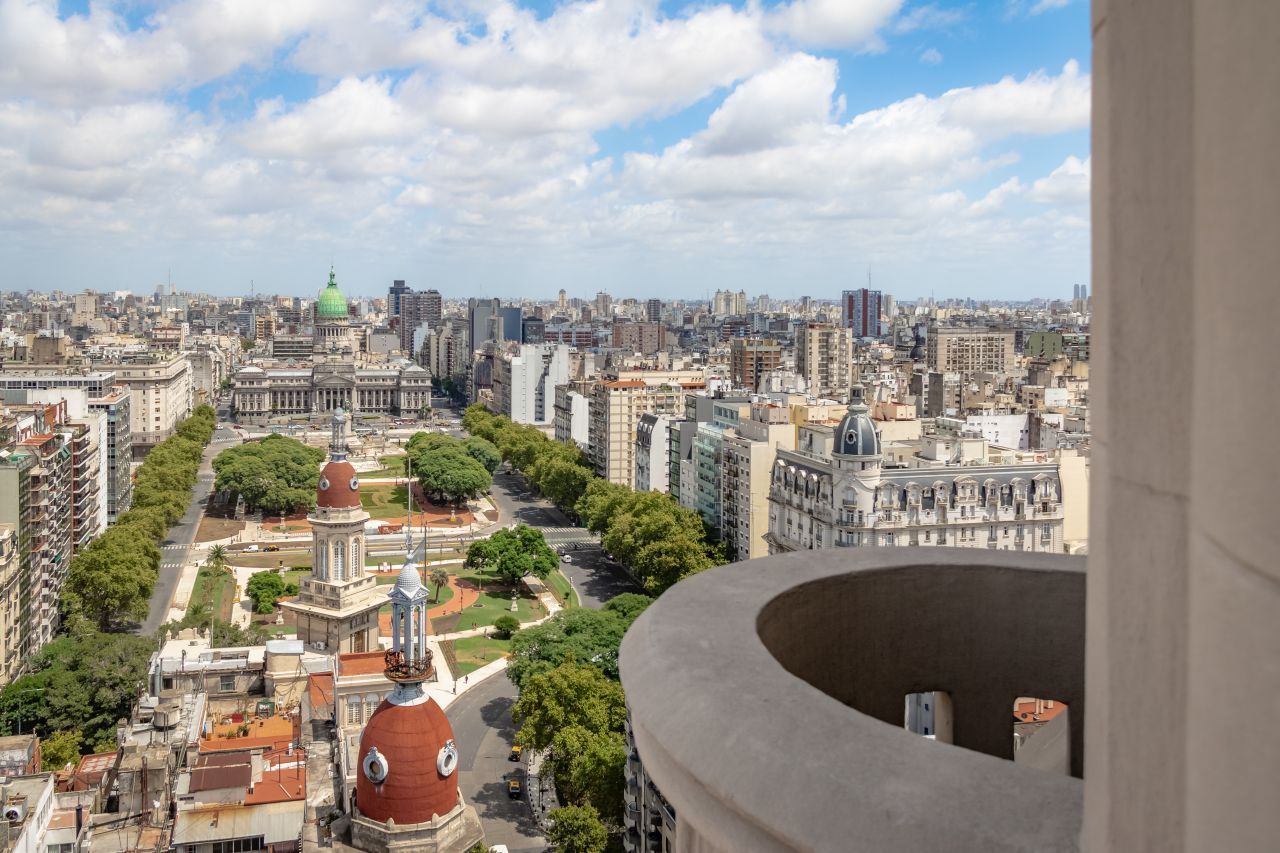 1. Auf den Balkon des Palacio Barolo treten. Von dort aus hat man eine 1a-Aussicht auf die Plaza del Congreso und das Häuser-Meer von Buenos Aires. Das 22-stöckige Gebäude wurde zwischen 1919 und 1923 nach einem Entwurf des italienischen Architekten Mario Palanti erbaut und war damals mit 100 Metern das höchste Gebäude der Stadt. Auf dem Dach thront ein Leuchtturm, der in Richtung Montevideo zeigt. In der Hauptstadt Uruguays 