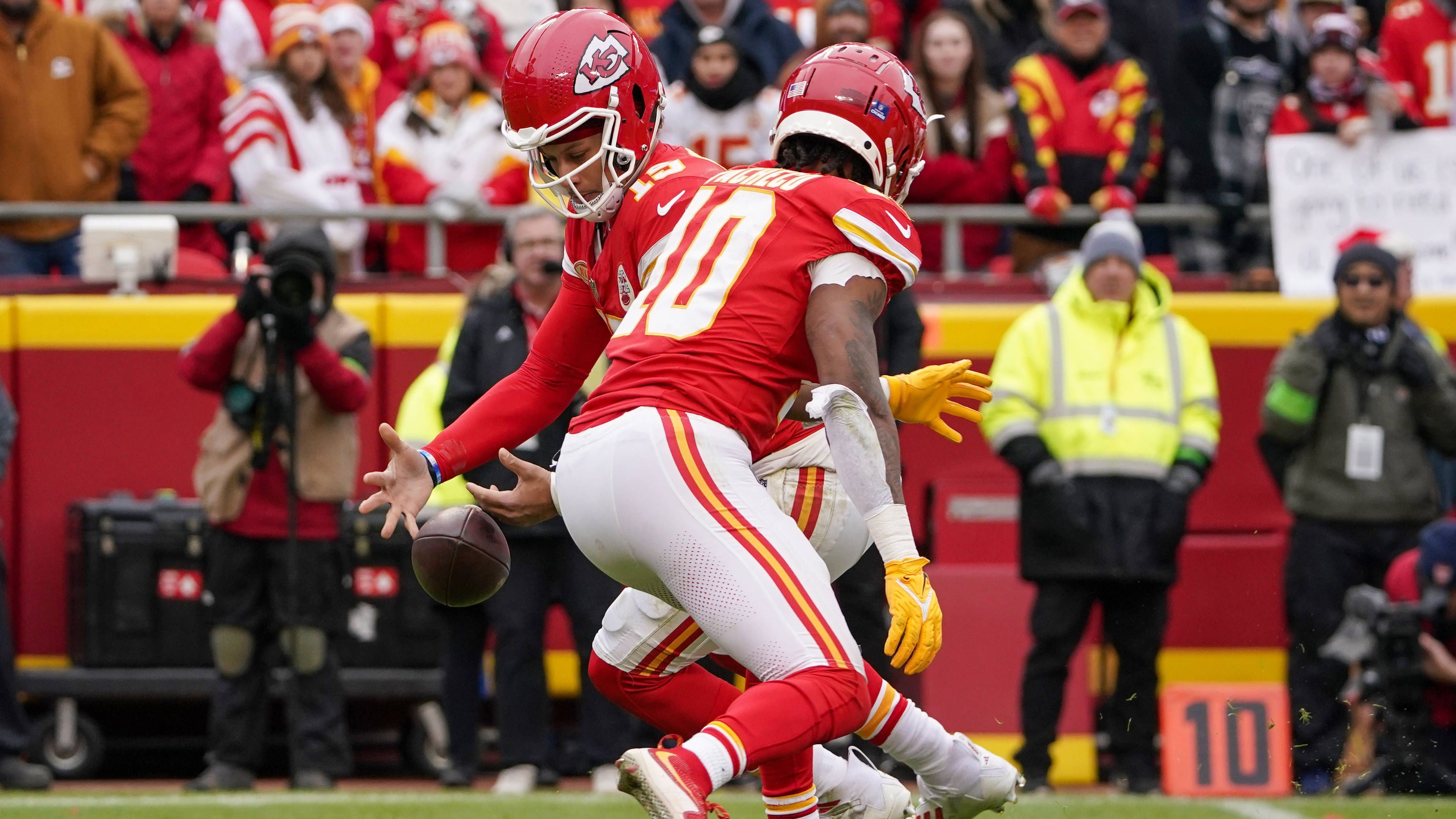 <strong>Verlierer: Receiving Corps der Kansas City Chiefs</strong><br>Seit dem Abgang von Tyreek Hill 2022 hat Chiefs-Spielmacher Patrick Mahomes immer wieder mit seinen Receivern zu kämpfen, machte seinen Unmut sogar mehrmals verbal deutlich. Beispiele: Der einst hochgelobte Marquez Valdes-Scantling fing 2023 in 16 Spielen nur 21 Pässe, Kadarius Toney zog indes nicht nur wegen seiner katastrophalen Offside-Strafe den Unmut auf sich.