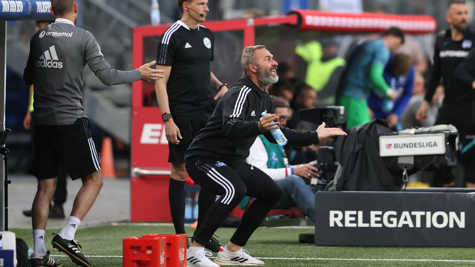 
                <strong>Frust bei Walter</strong><br>
                Dieses zweite Gegentor vergrößerte natürlich den Frust bei HSV-Coach Tim Walter nur noch mehr. 
              