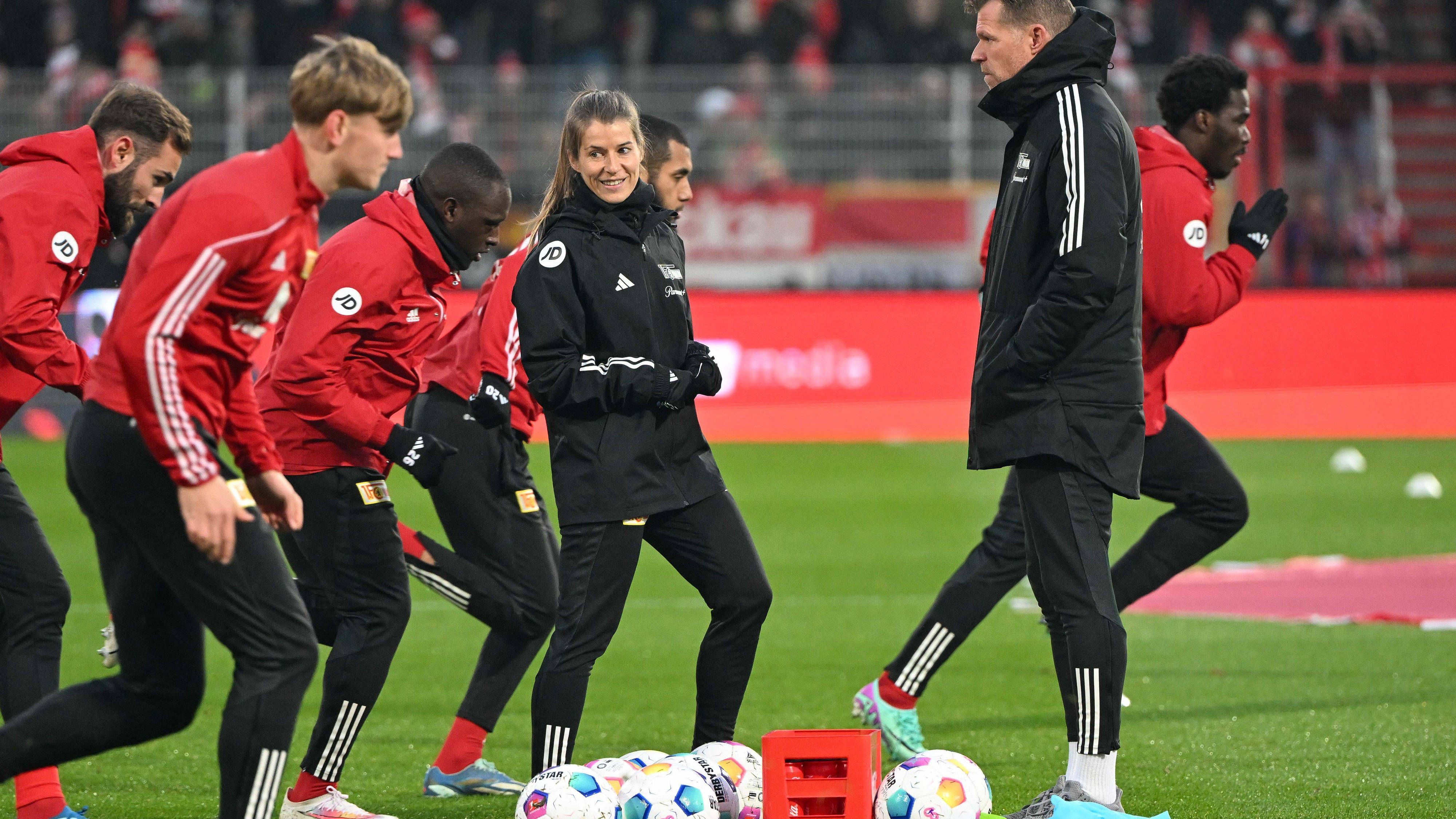 <strong>Marie-Louise Eta schreibt Bundesliga-Geschichte</strong><br>Eta wirkte locker und schien dem Spiel entspannt entgegen zu blicken.