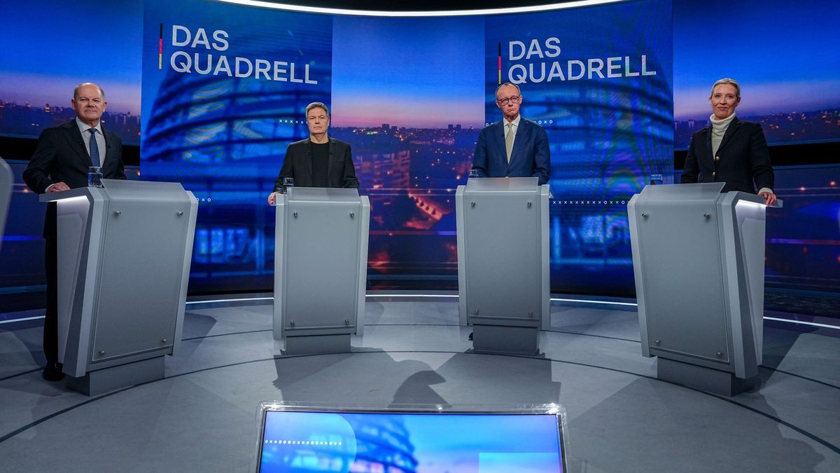 Olaf Scholz (SPD), Robert Habeck (Bündnis 90/Die Grünen), Friedrich Merz (CDU) und Alice Weidel (AfD) nehmen am "Quadrell" der TV Diskussion zum Bundestagswahlkampf im Studio teil. 