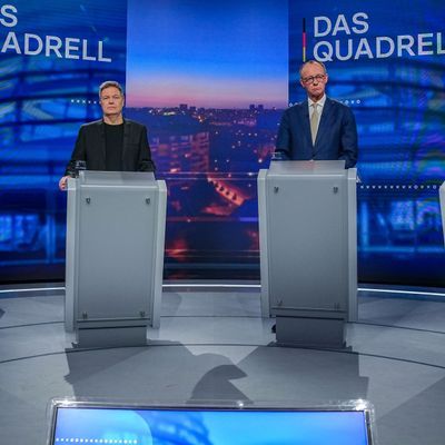 Olaf Scholz (SPD), Robert Habeck (Bündnis 90/Die Grünen), Friedrich Merz (CDU) und Alice Weidel (AfD) nehmen am "Quadrell" der TV Diskussion zum Bundestagswahlkampf im Studio teil. 