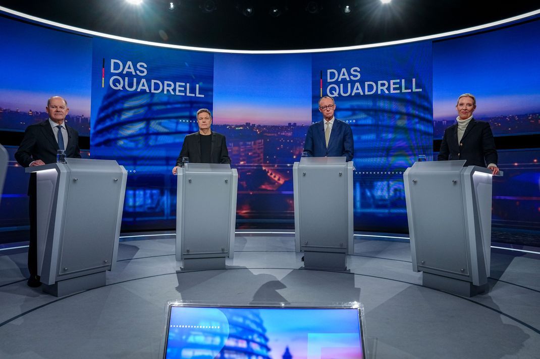 Olaf Scholz (SPD), Robert Habeck (Bündnis 90/Die Grünen), Friedrich Merz (CDU) und Alice Weidel (AfD) nehmen am "Quadrell" der TV Diskussion zum Bundestagswahlkampf im Studio teil. 