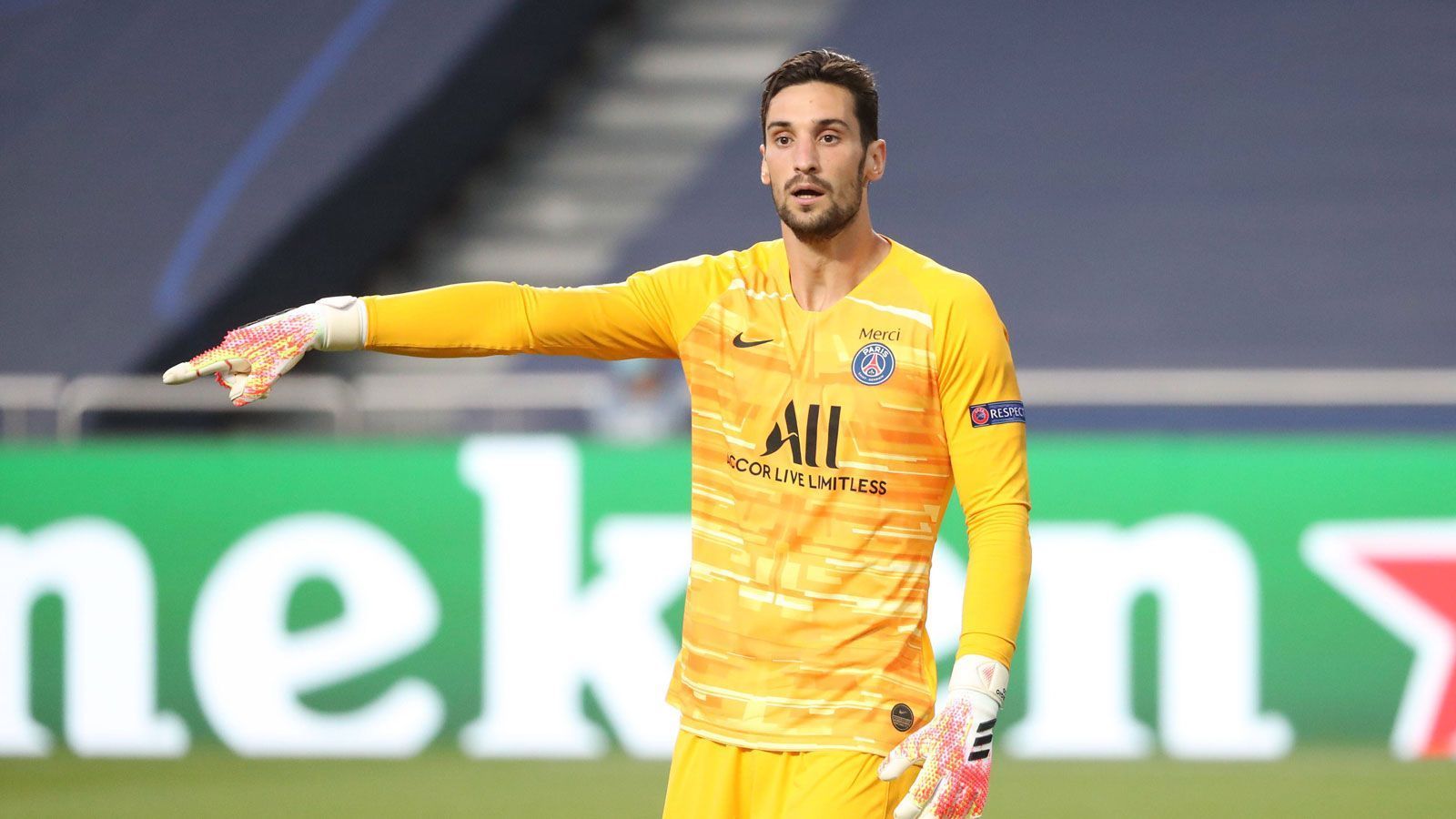 
                <strong>Sergio Rico</strong><br>
                Wird gegen zumeist harmlose Leipziger kaum geprüft. Kommt dann mal ein Ball aufs Tor, ist er zur Stelle. ran.de-Note: 3
              