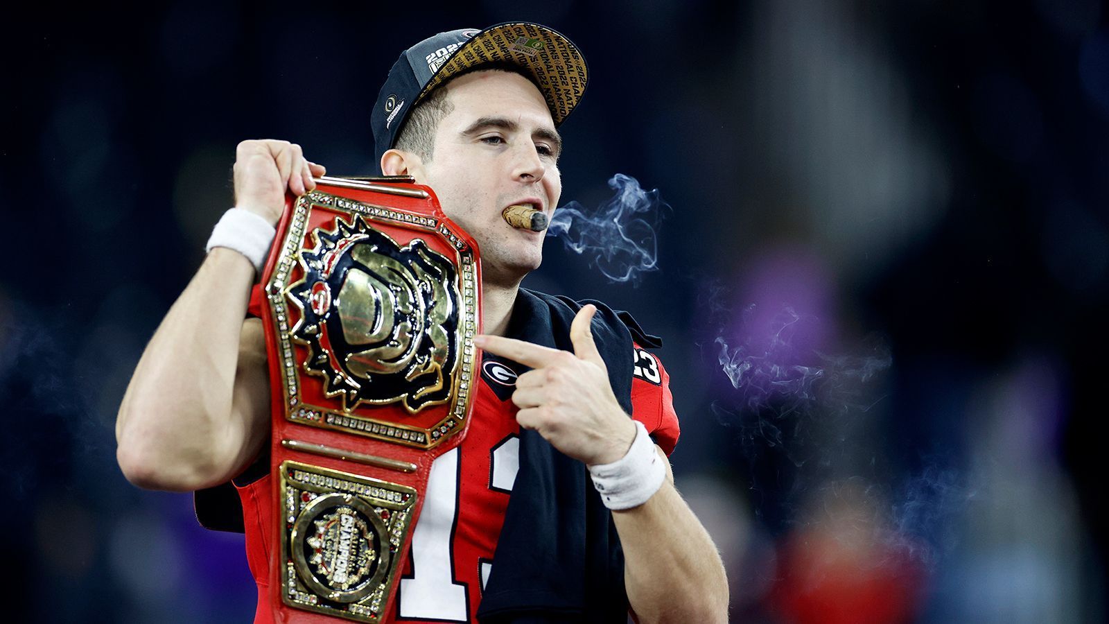 
                <strong>Stetson Bennett: Stärken</strong><br>
                Mit den Georgia Bulldogs sicherte sich Stetson Bennett gleich zwei Mal die National Championship. Der 25 Jährige arbeitete sich vom Walk-On hoch zum Starter und zeigte mehrfach auf der großen Bühne, dass die Lichter nicht zu hell für ihn sind. Er verfügt über eine gute Wurfkraft und kann den Ball besonders über kurze und mittlere Distanzen mit Antizipation und Genauigkeit bewegen. Bennett kann zudem effektiv als Ballträger eingesetzt werden, er zeigte mehrfach gute läuferische Fähigkeiten (Übersicht, Juke Moves), um Gegner aussteigen zu lassen. Seine Statur ermöglicht es ihm, in der Pocket aus dem Chaos "herauszuschlüpfen" und außerhalb der Play-Struktur zu kreieren. 
              