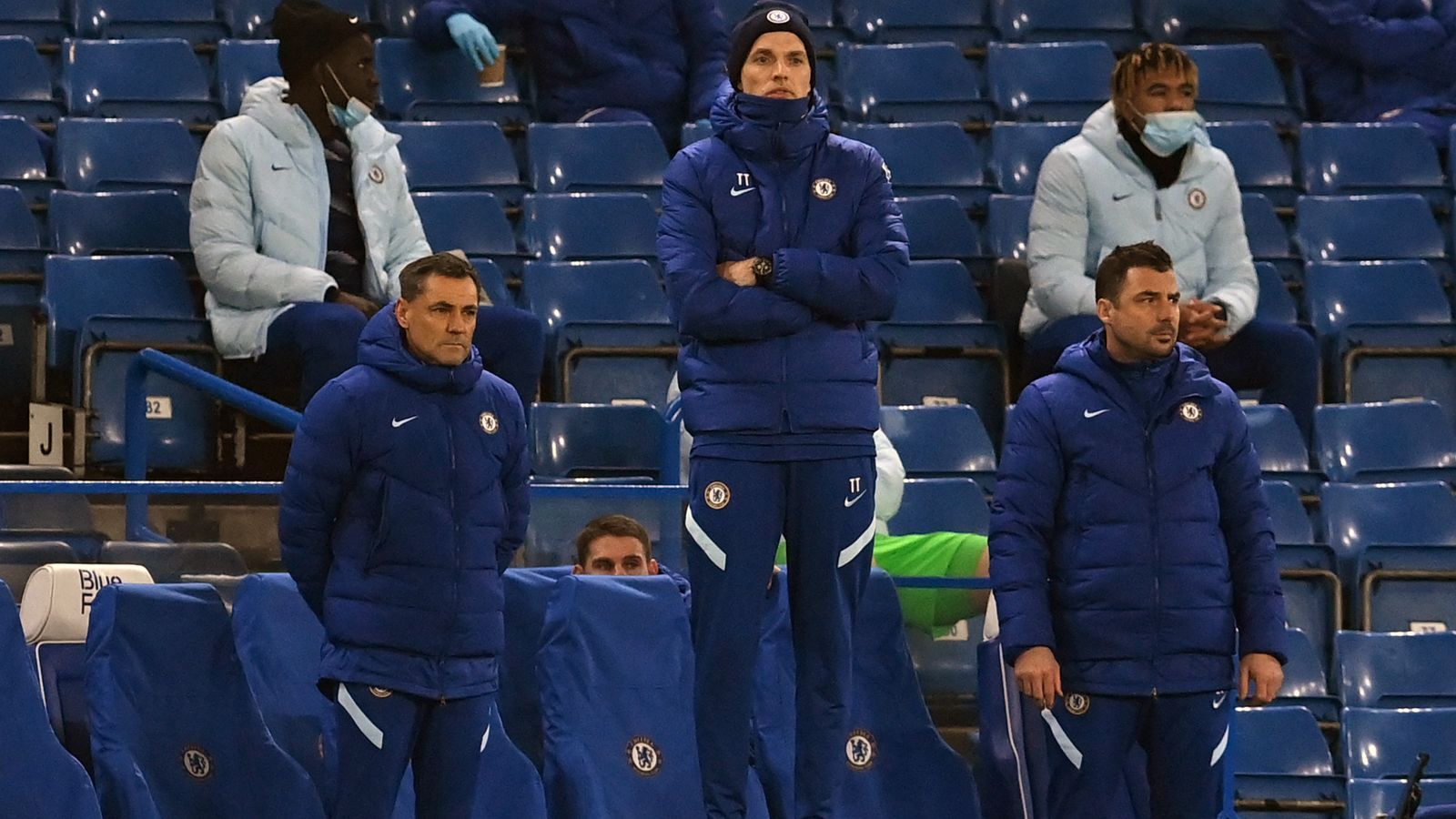 
                <strong>FC Chelsea: So lief das Debüt von Coach Thomas Tuchel</strong><br>
                An Tuchels Seite sind auch wieder seine beiden Assistenten, die bereits bei Paris St. Germain zum Trainerteam des 47-Jährigen gehörten. Arno Michels (li.) begleitet Tuchel bereits seit Mainzer Trainertagen und auch der frühere Bundesliga-Profi Zsolt Löw (re.) zählt bei den Londonern ebenfalls zu den engsten Vertrauten des neuen "Blues"-Cheftrainers.
              