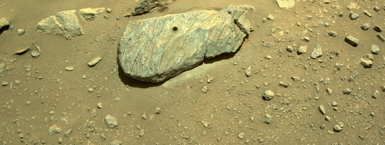 Loch im Mars: Beim 2. Versuch hat es geklappt. Das NASA-Team suchte sich knapp einen halben Kilometer entfernt einen neuen Probe-Sandkasten.  An einem Felsgrat namens "Citadelle" (französisch für Festung) hat Perseverance eine Probe aus einem 2 Meter großen Stein erbohrt.