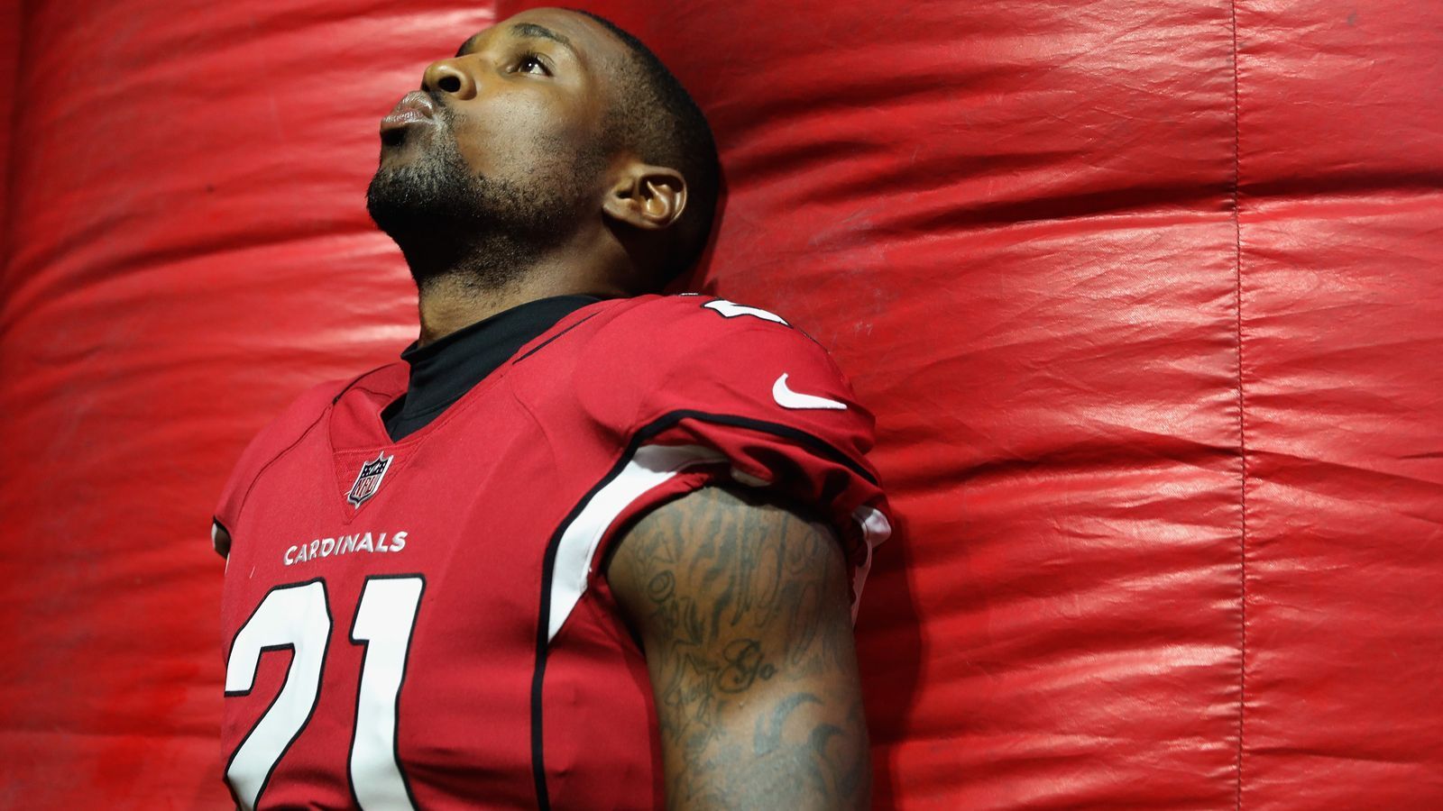 
                <strong>Patrick Peterson fällt ins Mittelfeld</strong><br>
                Patrick Peterson war in den letzten fünf Jahren immer in den Top 25 - und das völlig zu Recht. In diesem Jahr ist er von Platz 23 auf 46 gefallen. Dabei sind seine Leistungen nicht unbedingt schlechter geworden. Auch bei Peterson hat es den Anschein, als hätte die Team-Leistung zu viel Einfluss auf seine Platzierung genommen. Peterson hat seine Tacklings von 34 auf 54 verbessert, fing zwei Interceptions und holte sogar einen Sack. Im Vergleich zu Jalen Ramsey, der es als Cornerback auf Platz 27 geschafft hat, ist Petersons Platzierung zu niedrig ausgefallen - unabhängig, davon ob man Peterson oder Ramsey besser findet. 
              