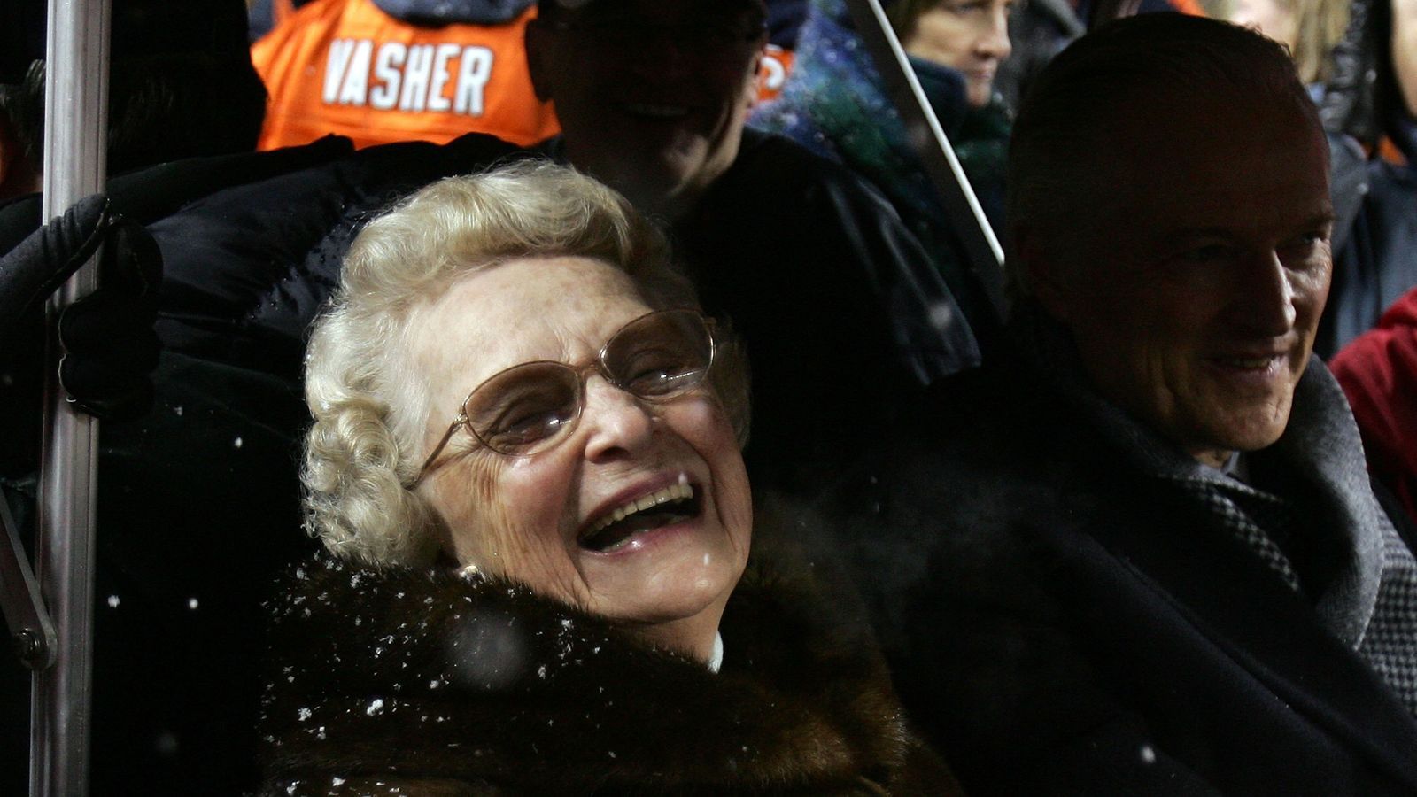 
                <strong>Virginia Halas McCaskey (Besitzerin Chicago Bears)</strong><br>
                Seit 1983 stehen die Chicago Bears unter der Leitung von Besitzerin Virginia Halas McCaskey. Zu ihren größten Erfolgen zählt der Super-Bowl-Sieg von 1986.
              