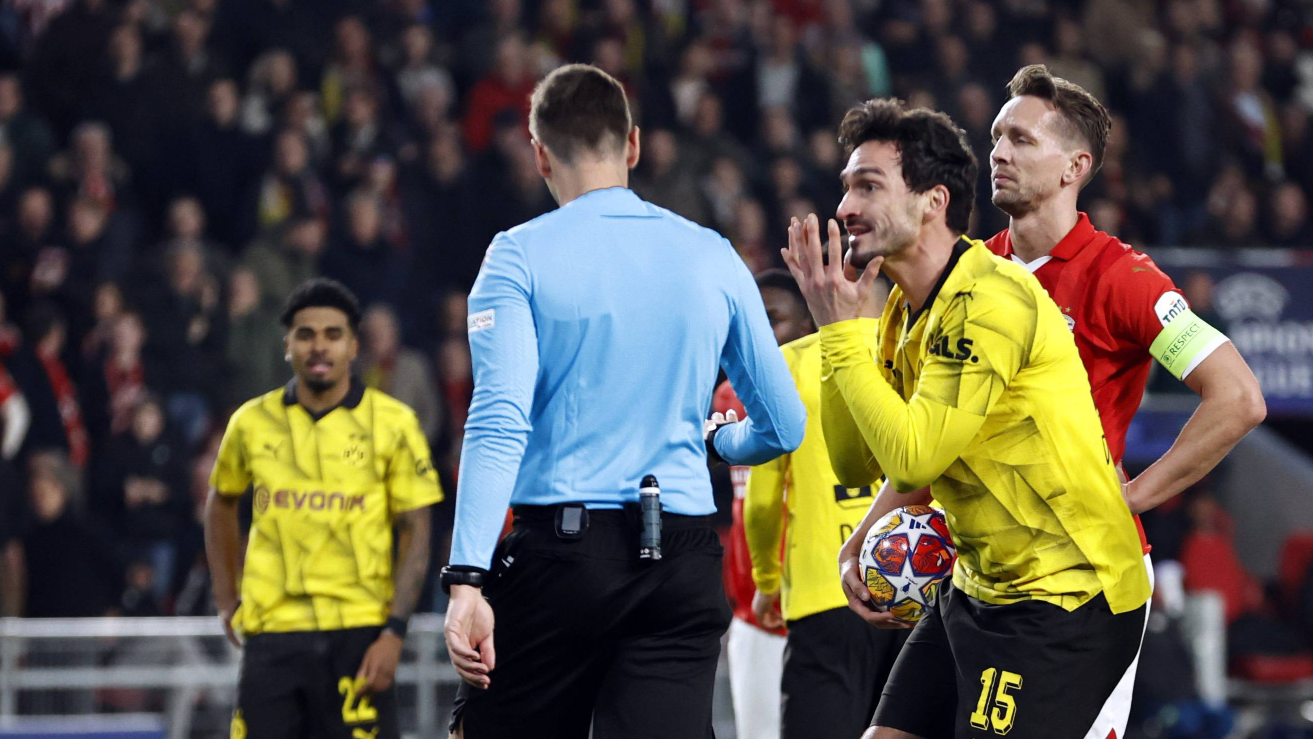 <strong>Mats Hummels:</strong>&nbsp;Verlässlicher Fels in der Brandung, stark in den Zweikämpfen, gut im Stellungsspiel, konsequent gegen den Gegner. Fast schon tragisch, dass er bei einer seiner zahlreichen Rettungsaktionen den Elfmeter zum 1:1 verursacht. <strong><em>ran</em>-Note: 3</strong>