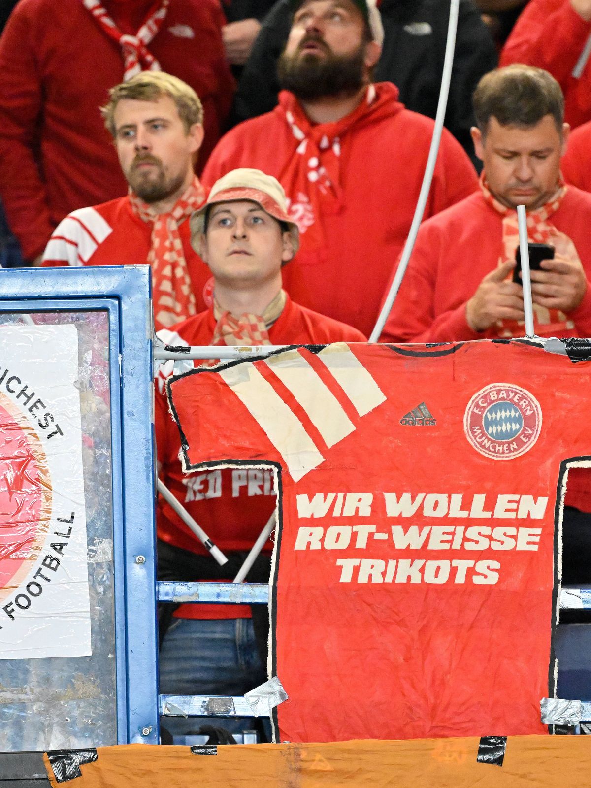 Paris, Parc des Princes, 04.11.25, FRA, Herren, UEFA Champions Leaugue, Saison 2025-2026, Paris Saint Germain - FC Bayern Muenchen Bild: Fankurve, Fans, Fanblock Bayern fordert rot-weisse Trikots U...