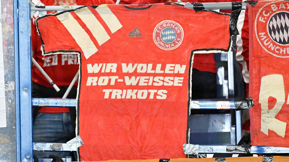 Paris, Parc des Princes, 04.11.25, FRA, Herren, UEFA Champions Leaugue, Saison 2025-2026, Paris Saint Germain - FC Bayern Muenchen Bild: Fankurve, Fans, Fanblock Bayern fordert rot-weisse Trikots U...