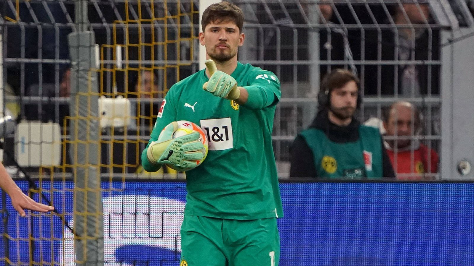 
                <strong>Torhüter: Gregor Kobel </strong><br>
                &#x2022; Team: Borussia Dortmund<br>&#x2022; Nation: Schweiz<br>
              