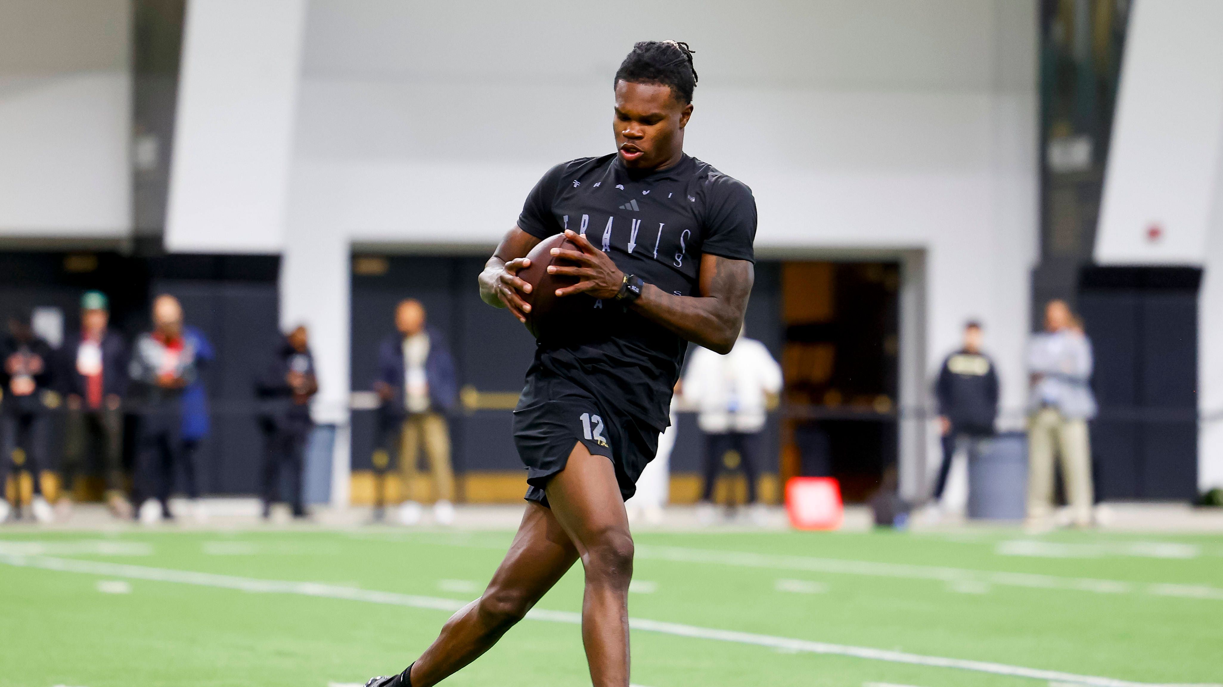 <strong>Travis Hunter (Colorado Buffaloes): Schwächen</strong><br>Im Route Running fehlt es Hunter noch etwas an Feinschliff. Hin und wieder zeigt er zudem nicht die nötige Physis, um im Run Blocking oder gegen bullige Gegenspieler zu bestehen. Sicherlich könnten die kleinen Defizite aber auch mit dem schieren Snap-Volumen zusammenhängen, das Hunter am College abspulte.
