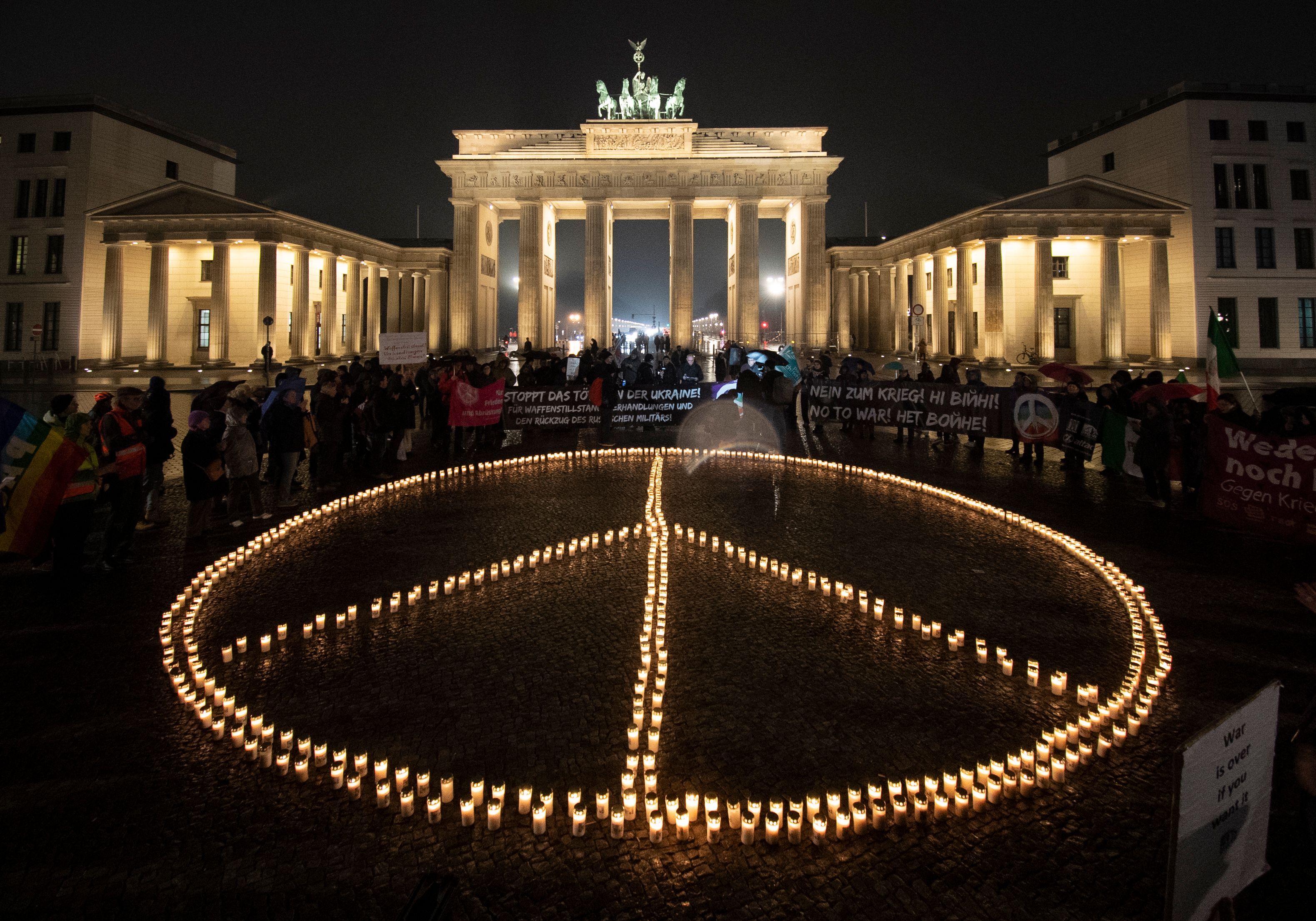 23. Februar 2023: Aus Anlass des Jahrestages des russischen Angriffskriegs auf die Ukraine haben Aktivist:innen ein übergroßes Peace-Zeichen aus Kerzen vor das Brandenburger Tor gestellt