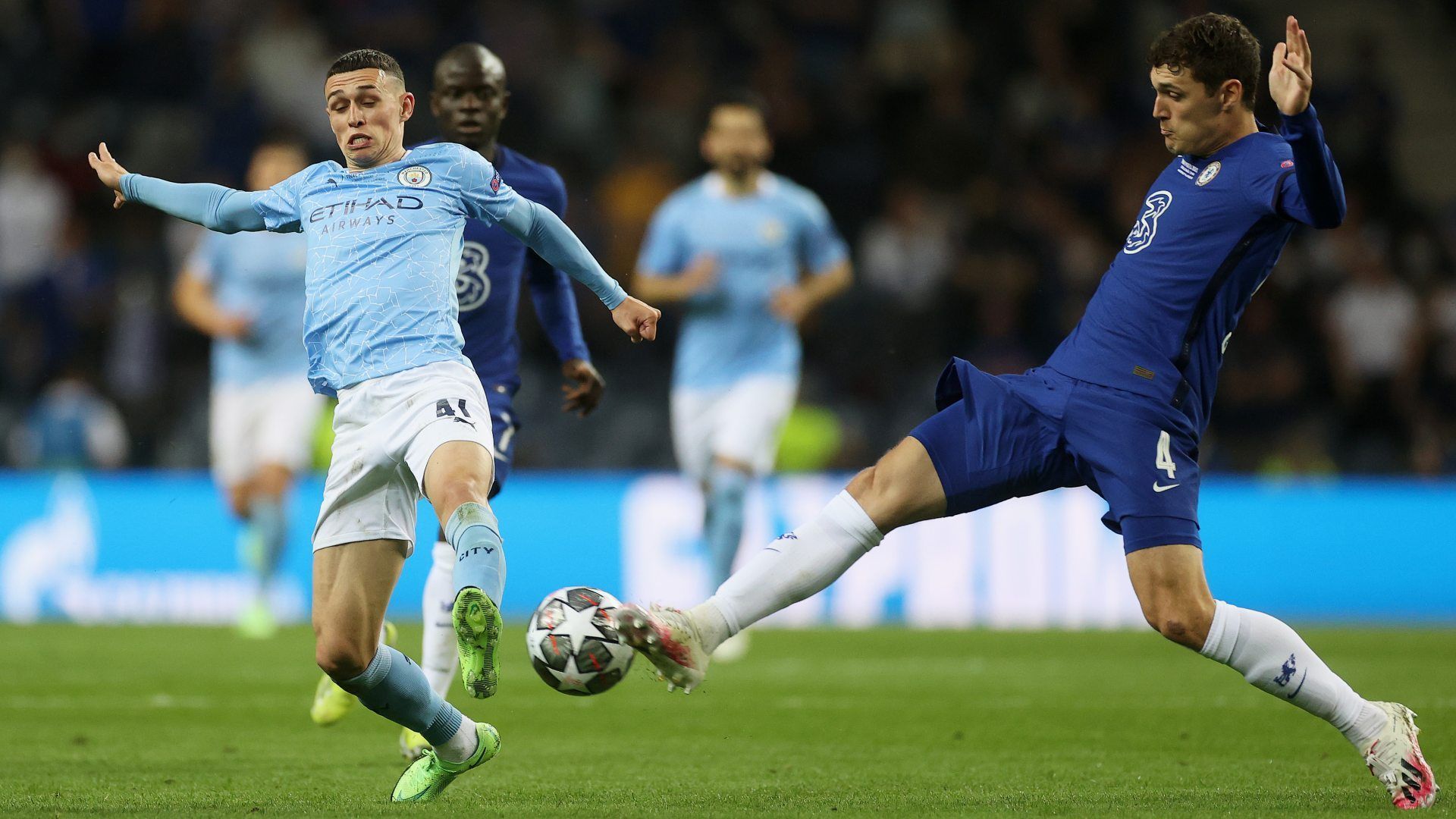 
                <strong>Gewinner: Andreas Christensen</strong><br>
                Dass Manchester City in dieser Partie kaum eine gefährliche Tormöglichkeit vorweisen konnte, hatte auch mit der starken Leistung der Londoner Innenverteidigung zu tun. Besonders Joker Andreas Christensen spielte hier eine starke Rolle. Der dänische Nationalspieler wurde in der 39. Minute für den angeschlagenen Thiago Silva eingewechselt und sollte sich perfekt in die Dreierkette der "Blues" einfinden. Immer wieder störte er die Angreifer von City in der Nähe des Strafraums und unterband so den Spielfluss. Auch kurz vor Schluss warf er sich aufopferungsvoll in einen Schuss von Phil Foden, der womöglich gefährlich in Richtung Chelsea-Tor geflogen wäre. 
              