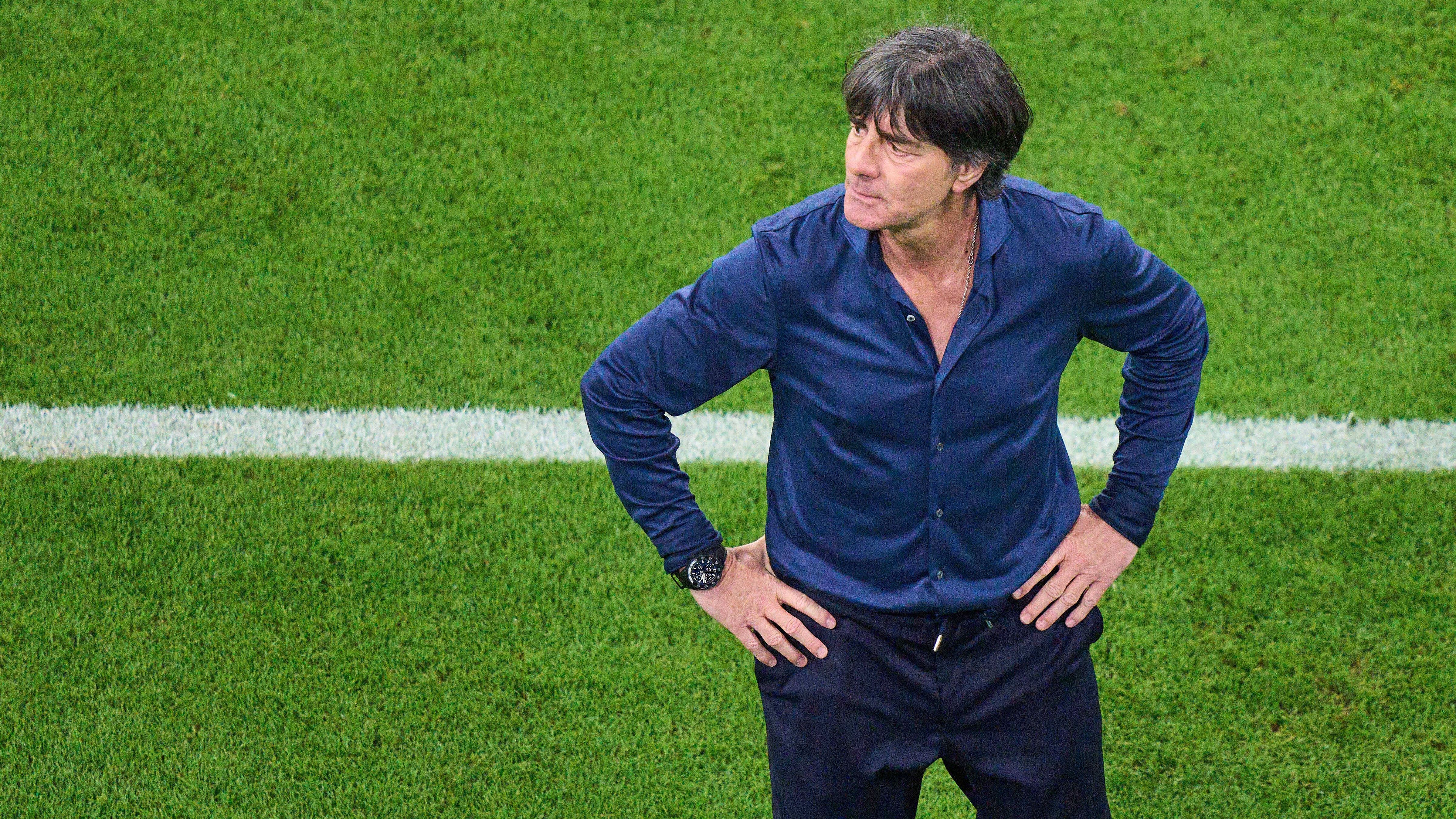 <strong>2021: Aus für Bundestrainer Löw</strong><br>Ausgerechnet Rückkehrer Hummels fabrizierte beim 0:1 gegen Frankreich ein Eigentor. Das 4:2 gegen Portugal war nur zwei portugiesischen Eigentoren zu verdanken, das 2:2 gegen Ungarn eine Zitterpartie. Das Aus im Achtelfinale beim 0:2 gegen England folgerichtig. Löw hatte nun ein Einsehen. Das 198. Spiel als Bundestrainer sollte sein letztes sein. Auch Kroos trat zurück.