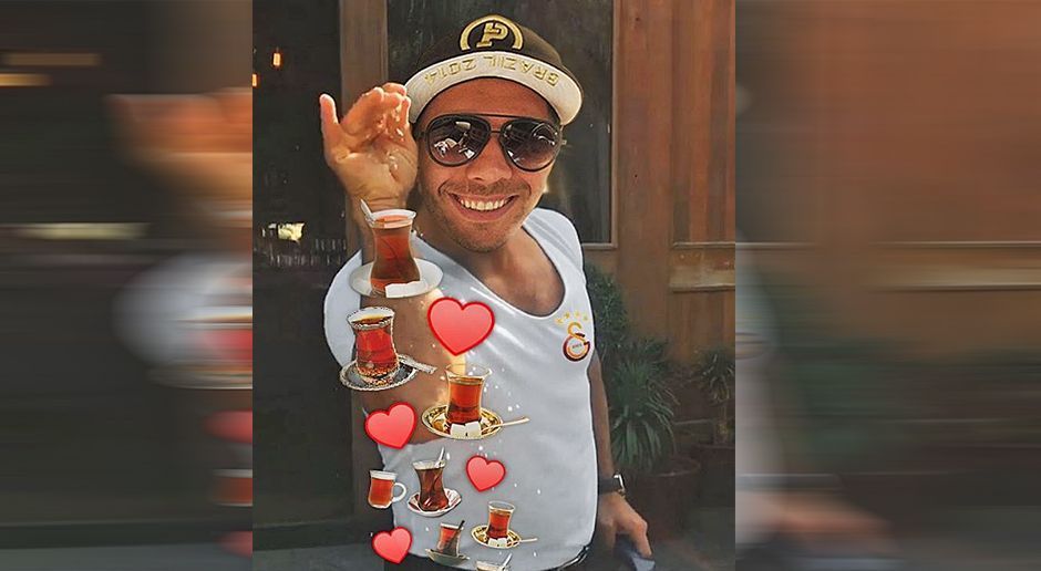 
                <strong>Lukas Podolski als Salt Bae</strong><br>
                Lukas Podolski als "Salt Bae"! In Anlehnung an ein bekanntes Internet-Meme postet der Kölner via Instagram eine Fotomontage, bei der er statt Salz Tee und Herzen rieseln lässt. Dazu schreibt Poldi: "Günaydin" (dt: Guten Morgen). Doch das ist nicht das einzige unterhaltsame Bild, dass der kommende Spieler von Vissel Kobe auf seinen sozialen Kanälen teilt. Besonders auf "Snapchat" oder bei "InstaStory" ist der 31-Jährige sehr aktiv.
              