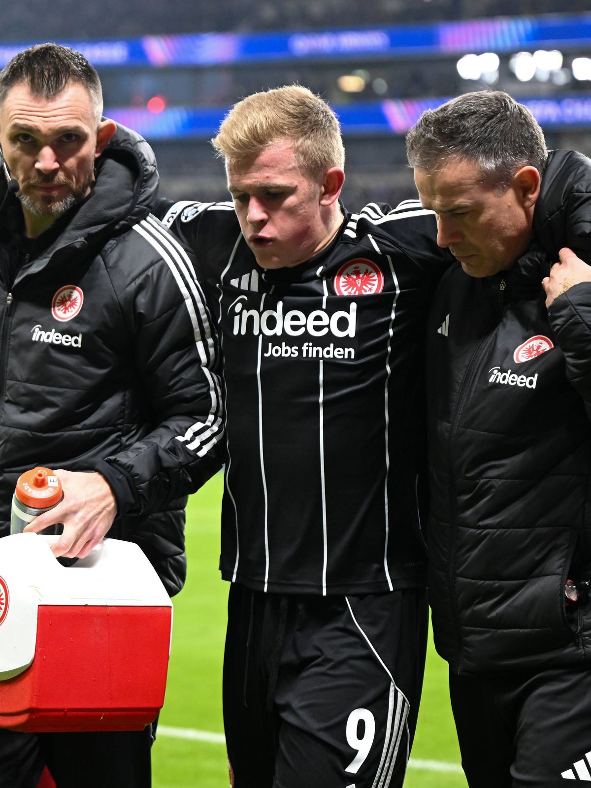 Jonathan Burkardt (Eintracht Frankfurt, 09) muss verletzt den Platz verlassen, GER, Eintracht Frankfurt vs Atalanta Bergamo, Fussball, UEFA Champions League, Ligaphase, 5. Spieltag, Spielzeit 2025 ...