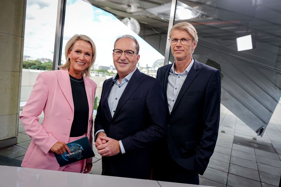 Bundesinnenminister Dobrindt (Mitte) hat sich im :newstime-Interview den Fragen von Heiko Paluschka und Claudia von Brauchitsch gestellt.