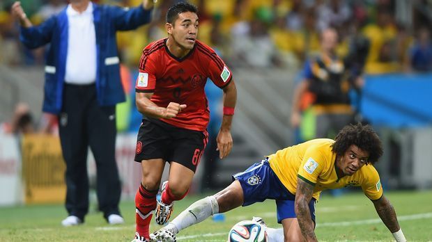 
                <strong>Marco Fabian (MEX)</strong><br>
                Marco Fabian (li.). Land: Mexiko, Verein: Eintracht Frankfurt, Länderspiele: 26 Einsätze, Tore: 6
              