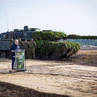 Kanzler Scholz spricht vor einem Leopard 2 auf einem Truppenübungsplatz im Heidekreis.