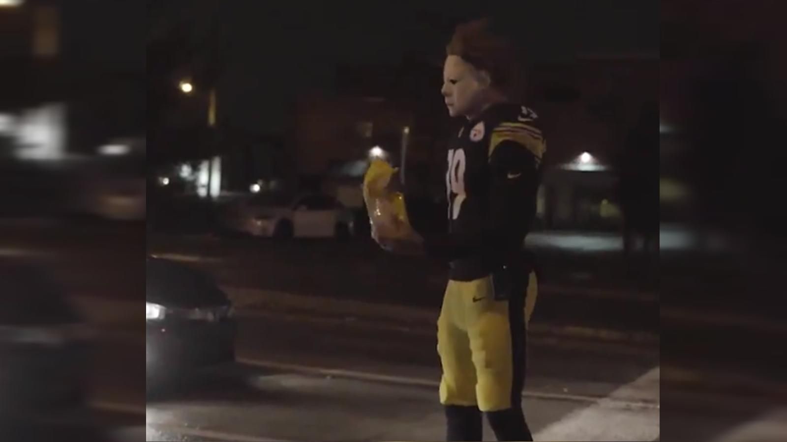 
                <strong>JuJu Smith-Schuster</strong><br>
                JuJu Smith-Schuster dachte sich offenbar, warum an Halloween verkleiden, wenn man doch selbst das beste Kostüm darstellt?! Der Wide Receiver der Pittsburgh Steelers zog folglich als "JuJu Smith-Schuster" um die Häuser.
              