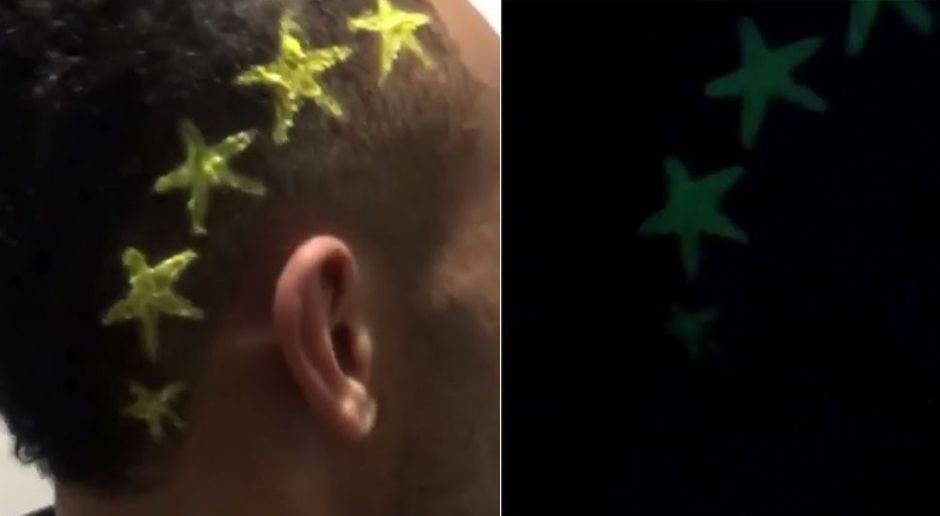 
                <strong>Pierre-Emerick Aubameyang</strong><br>
                Neue Woche, neue Frisur: Pierre-Emerick Aubameyang verpasste sich während einer Länderspielpause kurzerhand eine neue Frisur - mit einem ganz speziellen Gadget. Der Torjäger trug kurzzeitig auf der rechten Kopfhälfte mehrere gelbe Sterne, die im Dunkeln hell leuchten. Diese einzigartige Frisur teilte der Gabuner seinen über vier Millionen Fans via "Instagram" mit. Wir finden: Das ist die bislang verrückteste Frisuren-Idee, die der Gabuner hat umsetzen lassen.
              