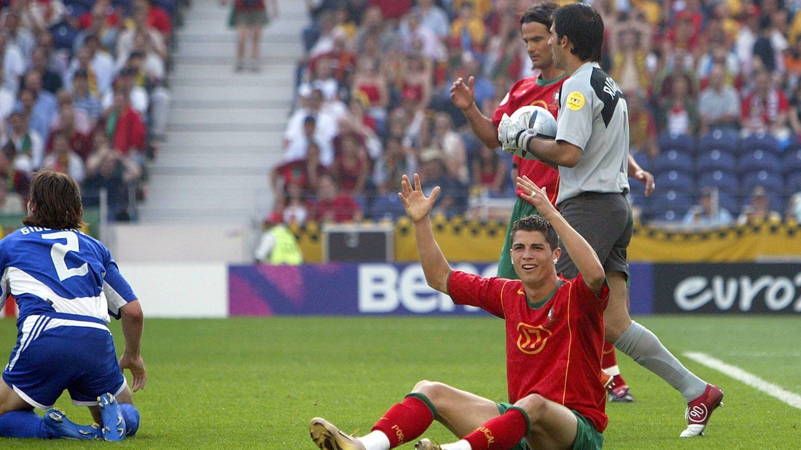 
                <strong>EM 2004: Portugal - Griechenland 1:2</strong><br>
                Im Auftaktspiel 2004 schockte der spätere Überraschungssieger aus Griechenland die favorisierten Portugiesen. Bei den Iberern wurde zur zweiten Hälfte ein gewisser Cristiano Ronaldo eingewechselt, doch auch der mittlerweile fünfmalige Weltfußballer konnte mit seinem späten Anschlusstreffer die 1:2-Niederlage nicht verhindern. Übrigens: Dieselben Teams standen sich auch im EM-Finale gegenüber - auch dort triumphierte der deutsche Trainer Otto Rehhagel mit seinen Griechen und sorgte für die größte EM-Sensation der Geschichte.
              