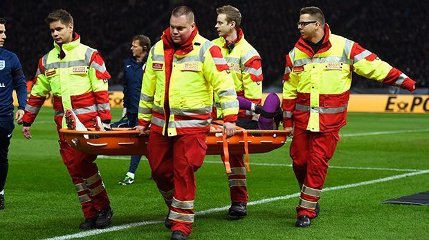 
                <strong>Jack Butland</strong><br>
                Jake Butland: Auf Twitter bedankte sich der 23-Jährige bereits bei seinen Fans für die vielen Genesungswünsche und zeigt sich kämpferisch: "Ich gebe alles was ich kann, um so schnell wie möglich wieder fit zu sein!" Die Verletzung zog sich Butland, der für den ebenfalls verletzten Stammkeeper Joe Hart gegen Deutschland im Tor stand, ohne Einwirkung eines Gegenspielers zu.
              
