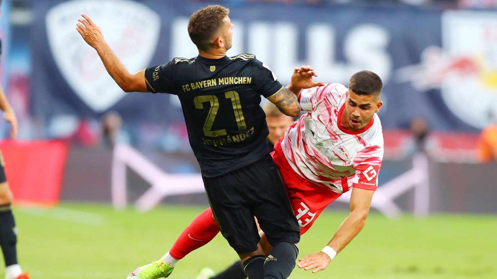 
                <strong>Andre Silva (RB Leipzig)</strong><br>
                Läuft viel, kommt aber wenig an den Ball. Hat einen schweren Stand gegen den Ex-Leipziger Upamecano. Steht beim vermeintlich 1:2 einen Schritt zu weit vorne, bei der flachen Hereingabe von Nkunku einen Schritt zu weit hinten. ran-Note: 2
              