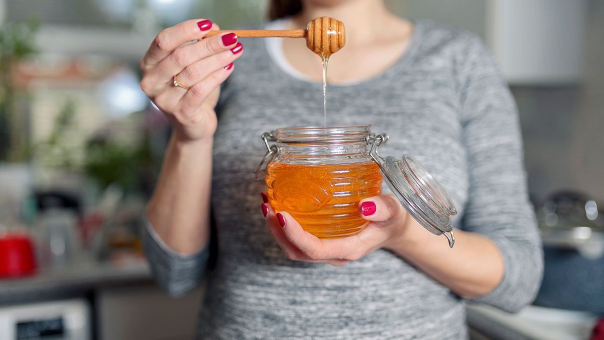 Honig, Olivenöl, Zucker und Co.: Welche Zutaten kommen in euer selbstgemachtes Handpeeling? Wir verraten euch 3 DIY-Rezepte zum Nachmachen.