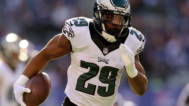 
                <strong>DeMarco Murray (Philadelphia Eagles -> Tennessee Titans)</strong><br>
                Das neue NFL-Jahr startet mit einem Blockbuster-Trade: Die Philadelphia Eagles schicken DeMarco Murray zu den Tennessee Titans. Nur ein Jahr nach der Verpflichtung gibt Philly den Star-Running-Back ab. Der ehemalige Spieler der Dallas Cowboys war in der vergangenen Spielzeit hinter den Erwartungen zurückgeblieben.
              