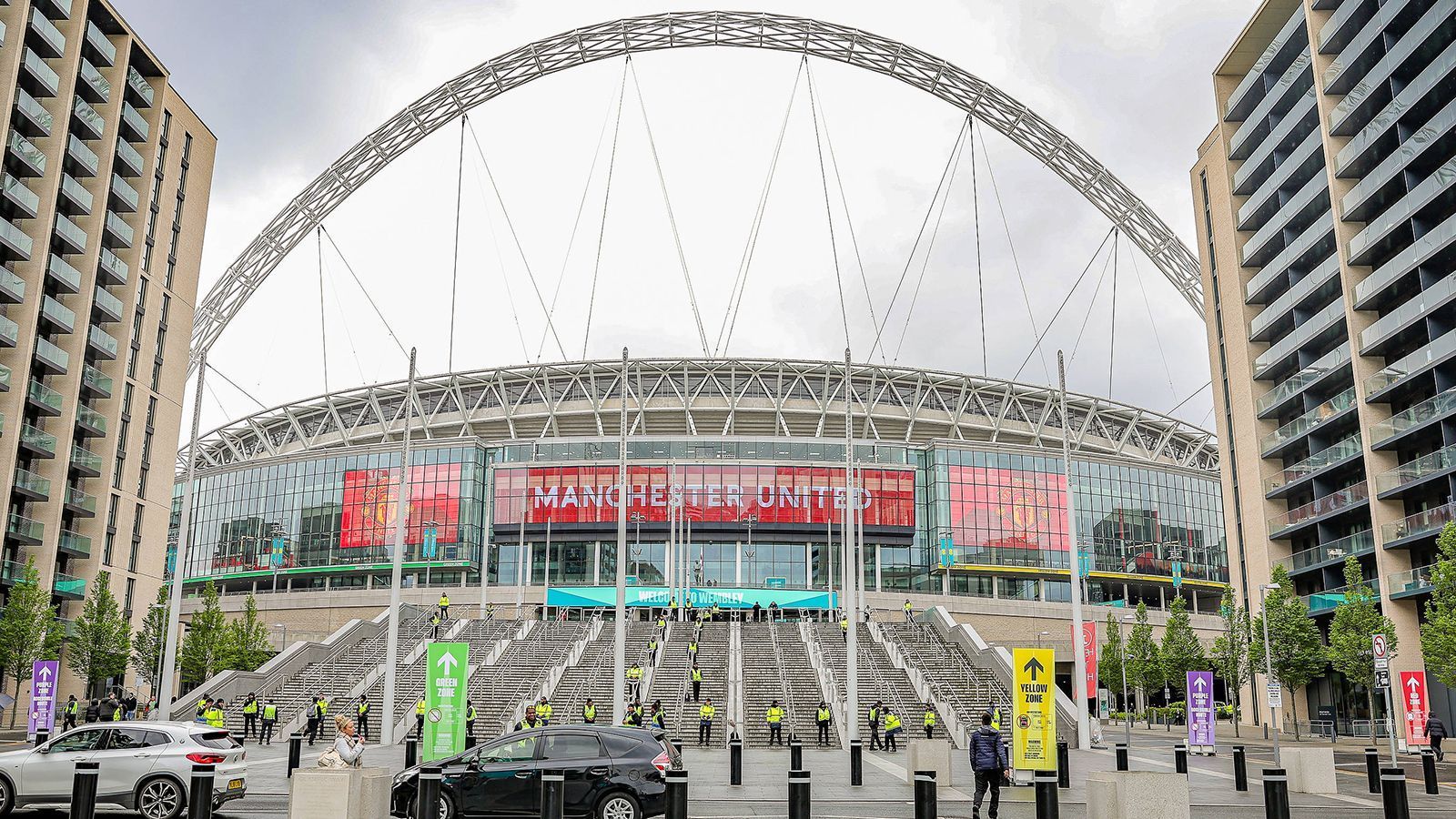 
                <strong>Wembley Stadium </strong><br>
                &#x2022; <strong>Ort:</strong> London, England<br>&#x2022; <strong>Kapazität:</strong> 90.000<br>&#x2022; <strong>Sportarten:</strong> vor allem Fußball und American Football<br>&#x2022; <strong>Heimspielstätte</strong> von den Tottenham Hotspur (Premier League)<br>&#x2022; <strong>andere Veranstaltungen:</strong> Race of Champions, Rugby und Konzerte<br>
              
