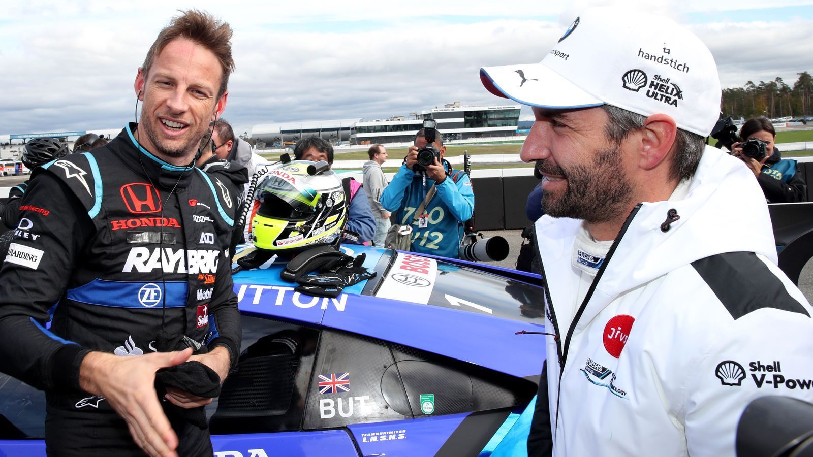 
                <strong>Jenson Button</strong><br>
                Darunter war zum Beispiel die japanische Super GT, wo er 2018 den Titel holte. Damals kooperierte die DTM noch mit den Japanern, weshalb Button ein Jahr später beim Saisonfinale im Rahmen eines Gaststarts der Japaner ebenfalls dabei war. Button, der auch als TV-Experte im Rahmen der Formel 1 im Einsatz ist, wird nicht nur in der Extreme E an den Start gehen, sondern ist mit seinem Team auch in der neuen DTM dabei. Ob auch im Cockpit, zumindest bei ausgesuchten Rennen, ist zumindest nicht ausgeschlossen.
              