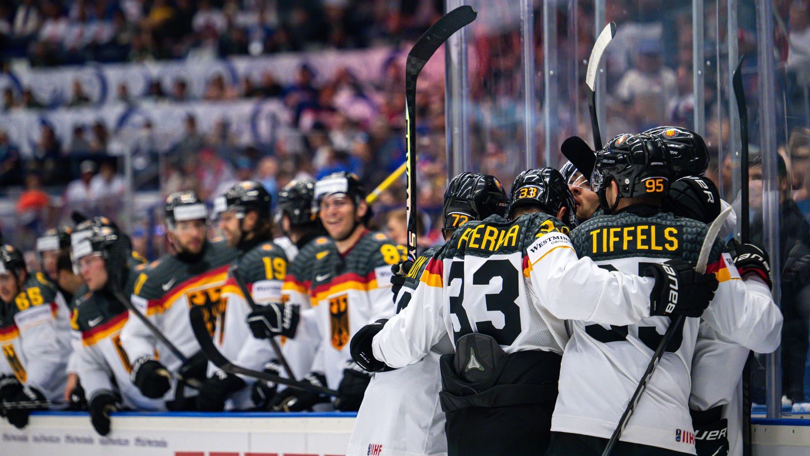 <strong>Deutschland gegen Slowakei: DEB-Team im&nbsp;<em>ran</em>-Check</strong><br>Die deutsche Eishockey-Nationalmannschaft startet gegen die Slowakei in einer wilden Partie mit einem überragenden 6:3-Sieg ins Turnier. Dabei war vor allem eine kuriose Szene der ausschlaggebende Faktor. <strong><em>ran</em></strong> zeigt euch, wie sich das DEB-Team in den einzelnen Bereichen geschlagen hat.