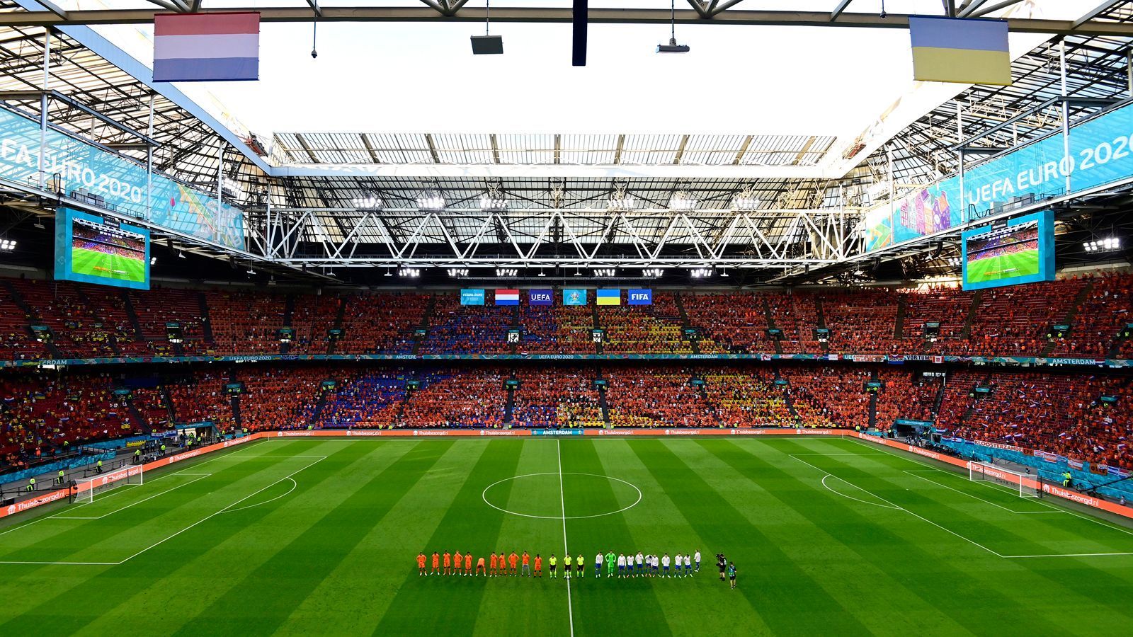 
                <strong>Niederländisches Auftaktspiel in Amsterdam</strong><br>
                In Amsterdams Johan Cruijff ArenA empfingen die Niederländer im letzten Spiel des dritten EM-Tages die Ukraine. 
              