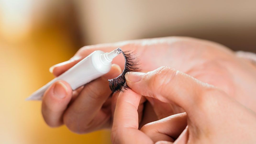 Fake Lashes einfach selber auftragen: Wir zeigen dir simple Beauty-Tricks, wie man falsche Wimpern im Handumdrehen anbringt.