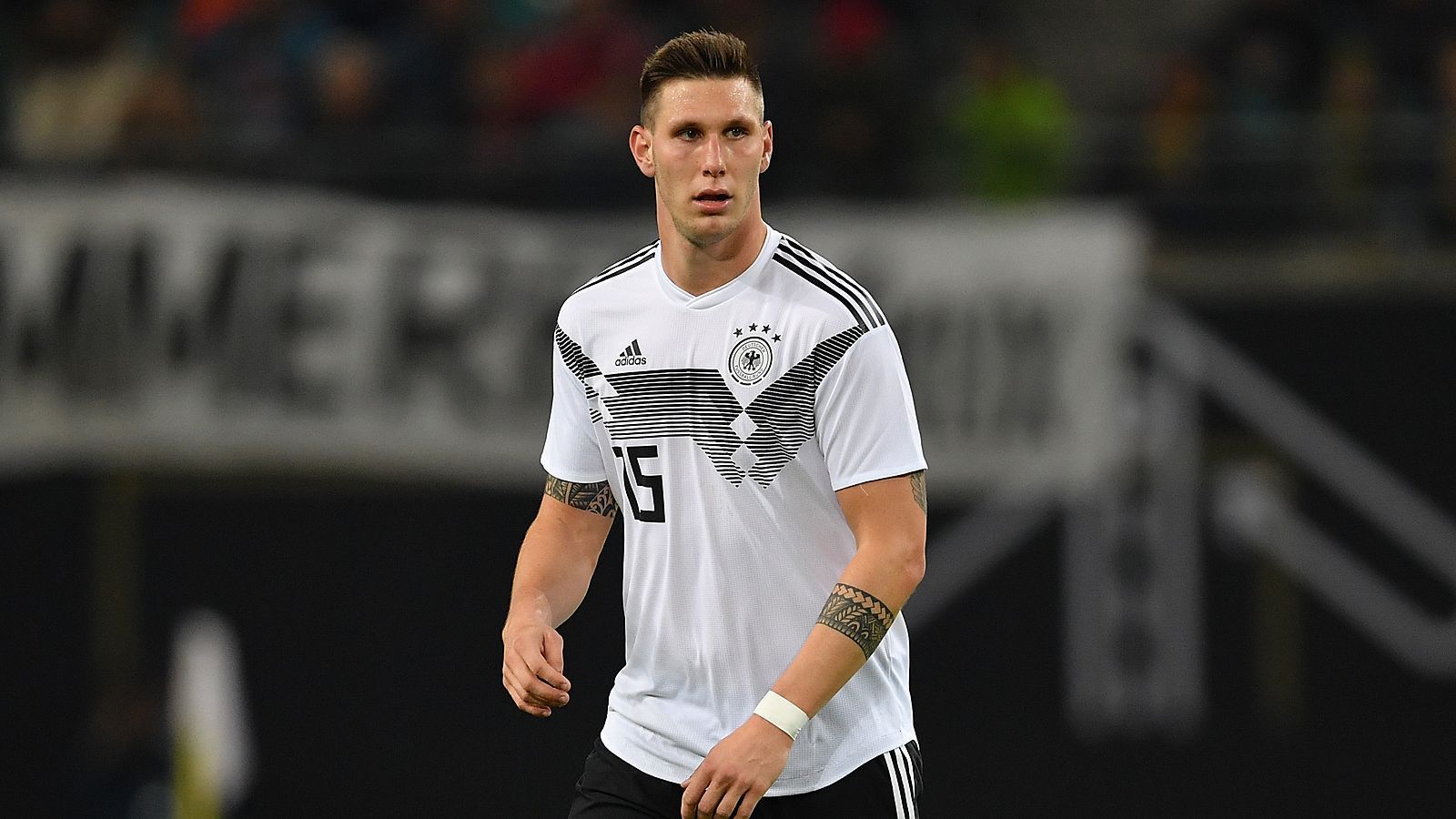 
                <strong>Niklas Süle</strong><br>
                Zeigt Ansätze eines Angreifers. Köpft fast ein Tor in der 34. Minute - allerdings ist es beinahe ein Eigentor. Stößt in der zweiten Hälfte dann in das Terrain der Niederländer vor und zeigt einen schönen Trick. Gibt dem spielstarken Hummels mit Zweikampfstärke Halt - nur am Schluss nicht mehr. ran-Note: 3
              