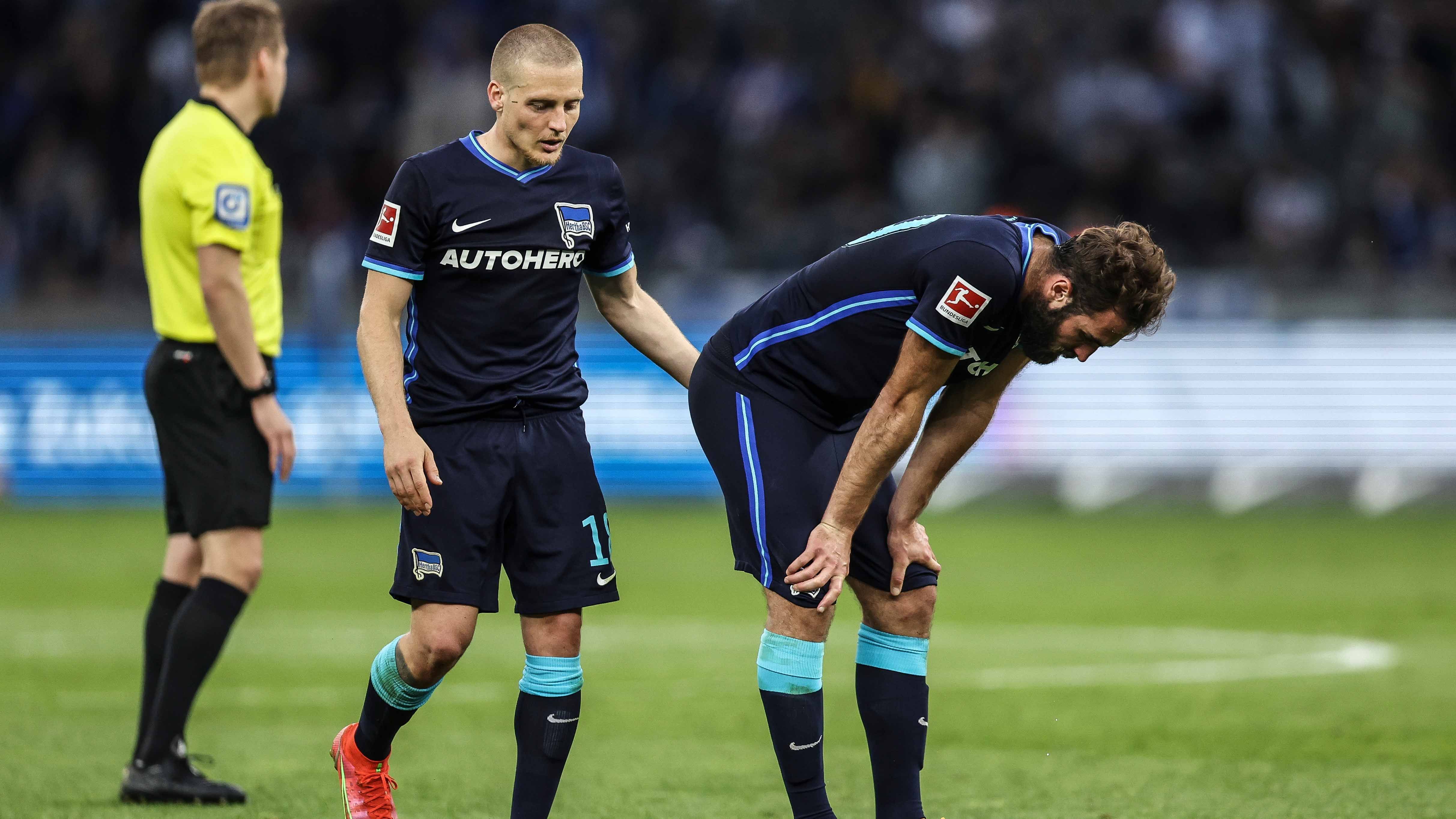 
                <strong>ran-Videoautor Michael Mayr: Hertha BSC gegen SV Darmstadt 98</strong><br>
                Alle Jahre wieder - diesen Spruch werden sich die HSV-Anhänger traurigerweise am Sonntag denken. Die Niederlage in Rostock ist gleichbedeutend mit dem erneuten Verpassen eines Aufstiegs in die Bundesliga, denn die Lilien performen, was das Zeug hält. Darmstadt gewinnt deutlich gegen Paderborn und sichert sich damit die Relegation gegen Hertha BSC. Ja, auch Trainerlegende Felix "Quälix" Magath kann am Ende nicht mehr helfen. Gegen Borussia Dortmund setzt es für die Hauptstädter eine heftige Niederlage, denn Erling Haaland muss sich ja schließlich gebührend verabschieden. Da Köln aber noch immer mit dem Feiern beschäftigt ist, kann der VfB Stuttgart einen sicheren Heimsieg einfahren und bleibt dank des besseren Torverhältnisses in der Bundesliga.
              