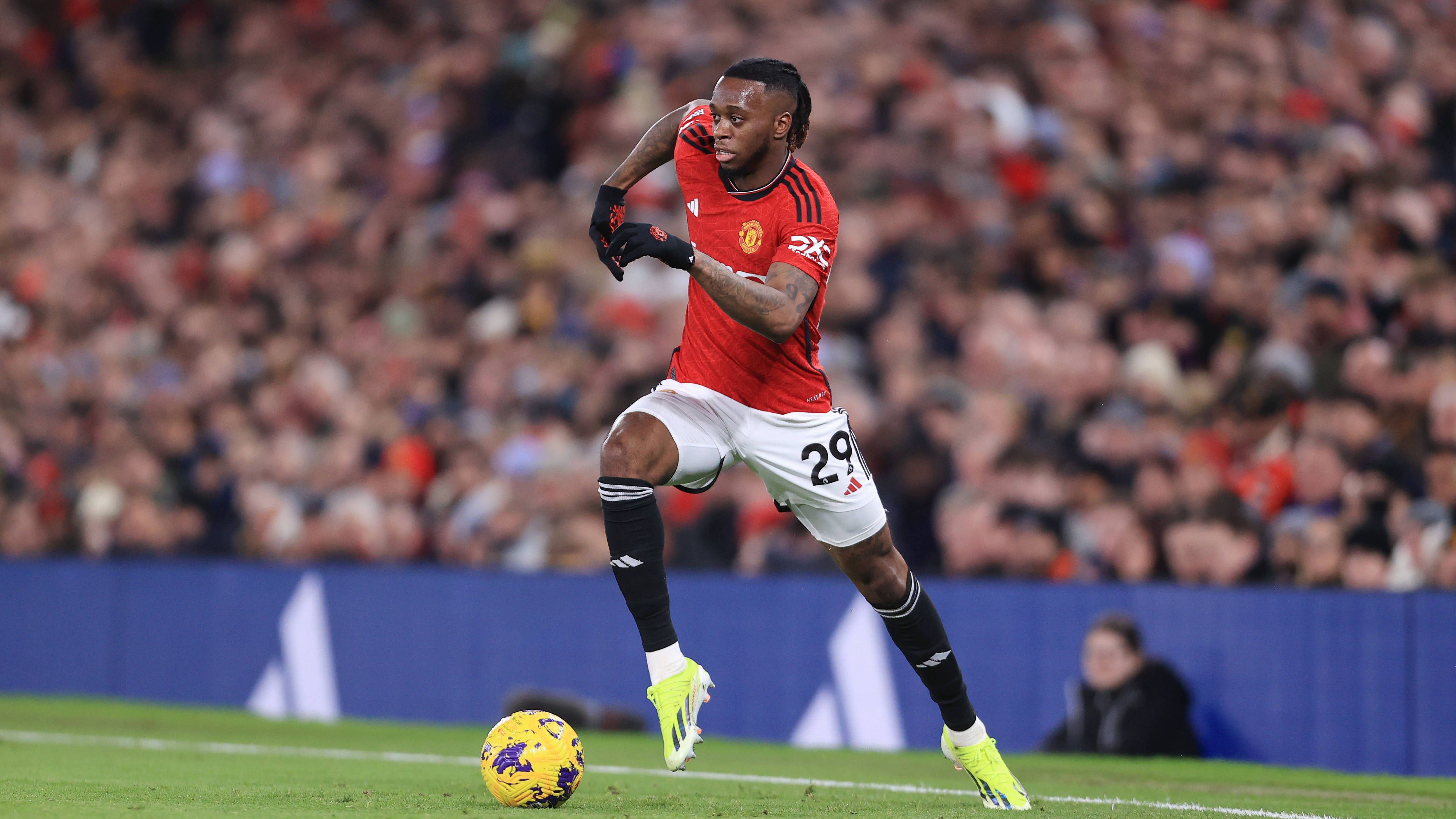 <strong>Gerücht: Aaron Wan-Bissaka (Manchester United)</strong><br>Mit Wan-Bissaka steht laut "Daily Mail" wohl auch ein zweiter United-Star vor dem Absprung in die Wüste zu Al-Nassr. Nachdem die Gespräche über einen neuen Vertrag in Manchester gescheitert waren, scheint ein Wechsel also durchaus realistisch.