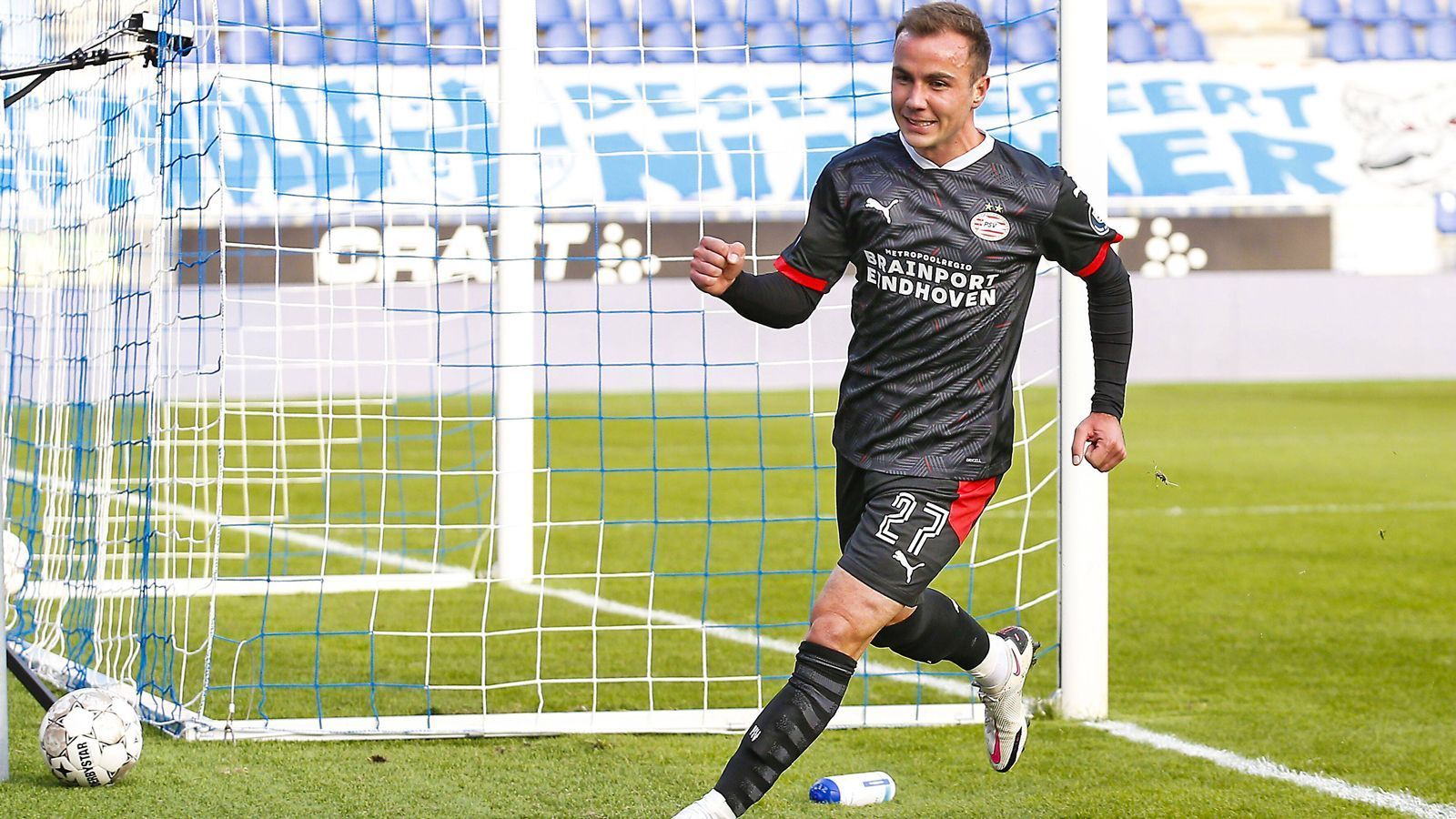 
                <strong>Mario Götze (PSV Eindhoven)</strong><br>
                Es war einer der spektakulärsten Wechsel der Transferperiode, vielleicht gerade, weil er so unspektakulär war: Mario Götzes Transfer nach Eindhoven. Dass sich ein Neustart abseits des Trubels der großen Klubs für den zuletzt vereinslosen Siegtorschützen des WM-Finals 2014 auszahlen könnte, deutete Götze direkt an. Der offensive Mittelfeldspieler führt das Team von Trainer Roger Schmidt immer wieder zu Erfolgen und liefert dabei als Scorer: In sieben Spielen in der niederländischen Eredivisie traf er dreimal und bereitete zwei Tore vor. In der Tabelle steht die PSV aktuell auf Platz zwei hinter Ajax Amsterdam. Leider blieb Götze auch in dieser Saison nicht verletzungsfrei und musste immer wieder in der Liga und in der Europa League aussetzen.ran.de Note: 2
              
