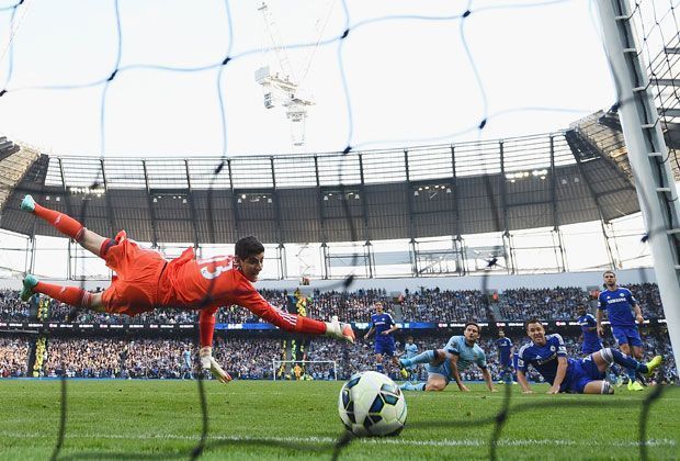 
                <strong>Frank Lampard</strong><br>
                ... erzielt in der 85. Minute tatsächlich den Ausgleich, gegen SEINEN FC Chelsea - und das auch noch in Unterzahl! Zuvor spielt Silva einen genialen Pass auf Milner, der artistisch in die Mitte ablegt, wo Lampard volley einnetzt. Mitten ins Herz seines Ex-Klubs.
              