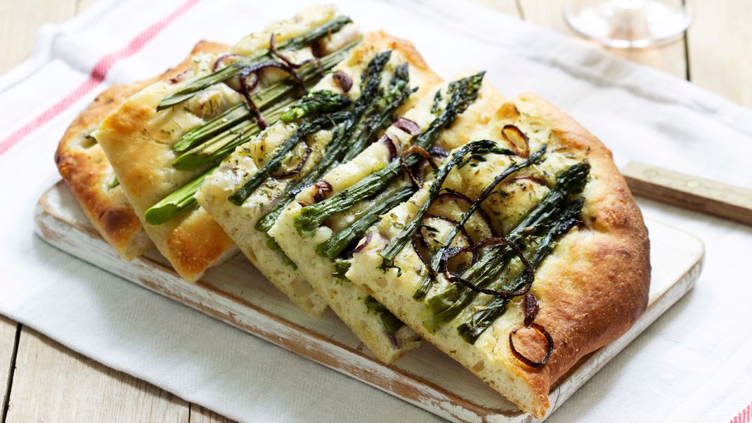 Das ideale Focaccia-Rezept passend zur Spargelzeit.