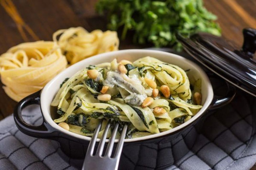 Für cremigen Pasta-Genuss sorgt die Kombi aus Spinat und Gorgonzola.