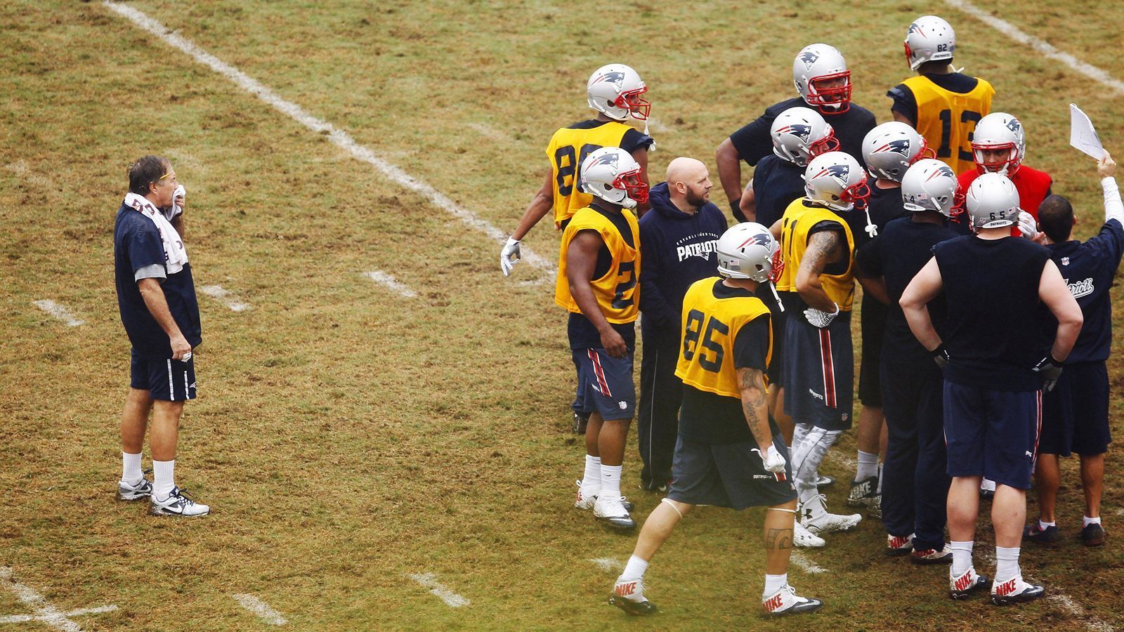 
                <strong>Der Practice Squad der New England Patriots</strong><br>
                Stellt sich abschließend die Frage, zu welcher Besetzung des Trainings-Kaders all diese Überlegungen geführt haben. Hier der Practice Squad der New England Patriots: Myles Bryant (DB), D'Angelo Ross (DB), Tashawn Bower (DL), Bill Murray (DL), Nick Thurman (DL), Xavier Williams (DT), Nick Folk (K), Justin Rohrwasser (K), Terez Hall (LB), Cassh Maluia (LB), J.J. Taylor (RB), Jake Burt (TE), Paul Quessenberry (TE), Rashod Berry (TE/DE), Devin Ross (WR), Isaiah Zuber (WR)
              
