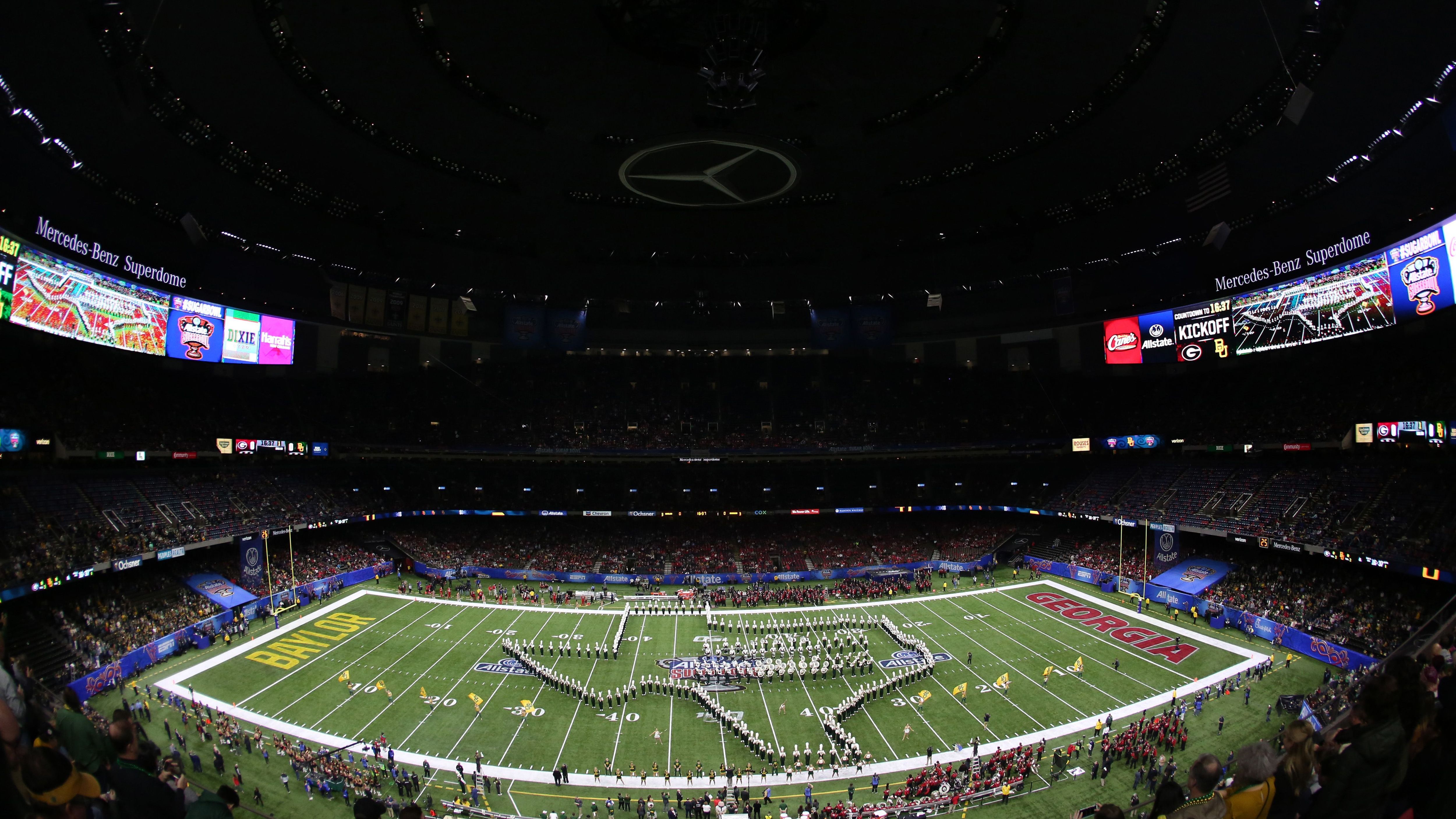 <strong>Sugar Bowl</strong><br>
                Zu einer ähnlichen Zeit entstand auch in Lousiana die Idee, um die Jahreswende ein festes Football-Spiel zu etablieren. James M. Thomson und Fred Digby arbeiteten für die Zeitung "New Orleans Item" und schnappten die Idee ebenfalls aus Pasadena und dem Rose Bowl auf. Erst nach einigen Jahren wurde die Idee dann auch umgesetzt und es entstand der "Sugar Bowl".&nbsp;